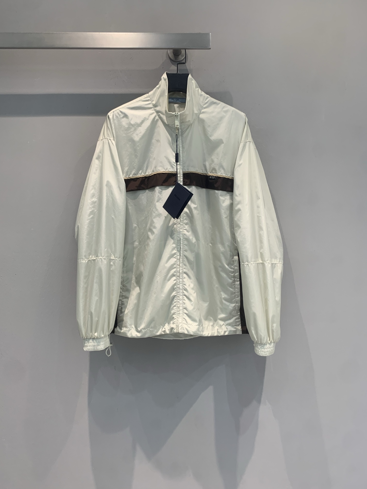 NO:860676,The new model has been shipped. The original development of Prad* new fashionable retro color-blocked nylon jacket for spring and summer is made of lightweight and windproof Re-Nylon regenerated nylon, which is environmentally friendly and fashionable!  Creamy white + brown contrasting colors, full of retro feel, loose shoulder style, super casual, easy for both men and women ~ Stand collar + zipper design, practical and neat, suitable for commuting, going out, or vacationing!  The material is light and breathable, and is also suitable for sun protection in early spring or summer. Pair it with a vest, shorts, and work boots to easily get a retro sports style. SML, prada, boots, shorts, jackets & coats,19860909新款出货啦 原版开发 Prad*春夏新款时髦复古拼色尼龙夹克,采用轻薄防风的Re-Nylon再生尼龙,环保又时髦！奶白+棕色撞色,复古感满满,宽松落肩版型超显随性,男女都能轻松驾驭～立领+拉链设计,实用又利落,通勤、出街、度假都OK！材质轻盈透气,早春或夏季防晒也很适合,搭配背心、短裤、工装靴,轻松get复古运动风码数SML,,prada,boots,shorts,jackets & coats,,Women's clothing