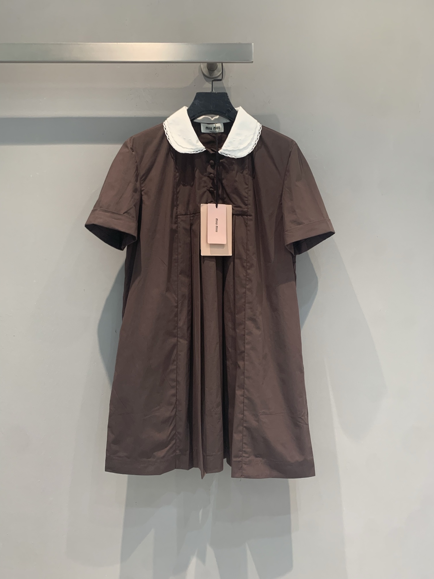NO:862162,The new model has been shipped. The original developed Miumi* new fashionable retro brown doll collar dress for spring and summer, retro mocha brown tone + white doll collar, full of college style!  The A-line version is loose and comfortable, made of light cotton fabric, and super breathable in summer. The short-sleeved design is playful and practical, and can be easily used for daily commuting and leisure. Pair it with small leather shoes or woven bags of the same color to complete the sweet retro feel. Size SML, miumiu, skirts, T-shirt,19860909新款出货啦 原版开发 Miumi*春夏新款时髦复古棕色娃娃领连衣裙,复古摩卡棕色调+白色娃娃领,学院风满满！A字版型宽松舒适,轻薄棉质面料,夏天穿超透气.短袖设计俏皮又实用,日常通勤、休闲都能轻松驾驭.搭配同色系小皮鞋或编织包,甜美复古感直接拉满,码数SML,,miumiu,skirts,T-shirt,,Women's clothing