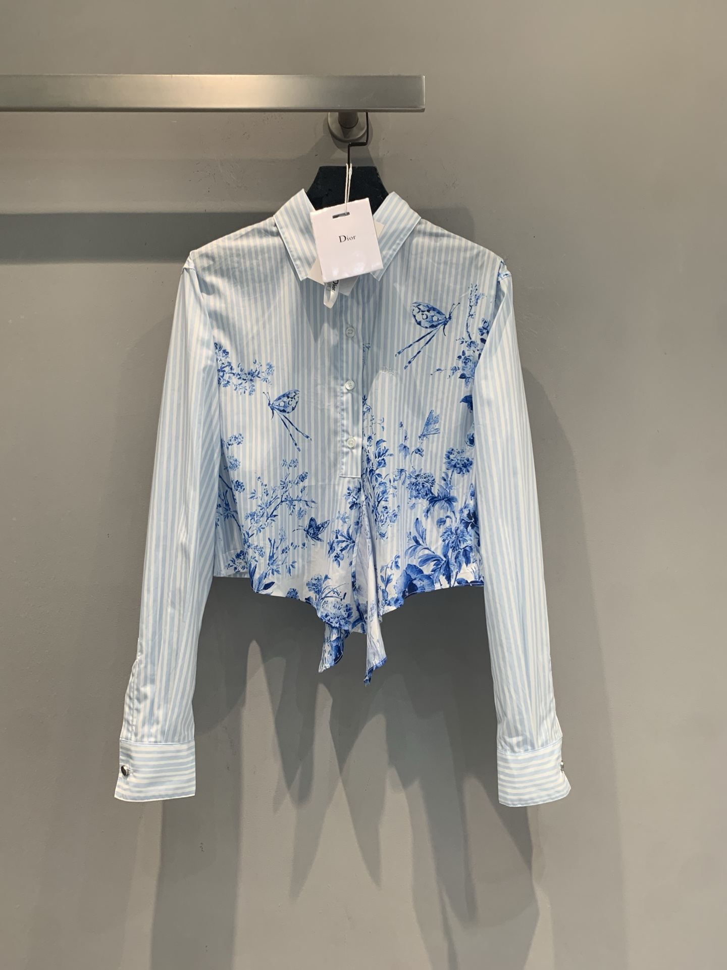 NO:862200,The new model is shipped. The original development CD spring and summer new trendy retro blue and white porcelain printed striped shirt, light blue vertical stripes + blue and white butterfly flowers, inspired by blue and white porcelain, full of French fresh atmosphere. Light and thin cotton fabric, soft and comfortable, very suitable for spring and summer. The knotted hem design can easily create a high waistline. Pair it with the same series of skirts or high-waisted pants, and it will be great for commuting and dating!  Exquisite details, elegant and practical, it is a must-have item in the spring and summer wardrobe. Size 36 38 40,,skirts,shirts,19860909新款出货啦 原版开发 CD春夏新款时髦复古青花瓷印花条纹衬衫,浅蓝竖条纹+蓝白蝴蝶花卉,灵感来自青花瓷,法式清新氛围感满满.轻薄棉质面料,柔软舒适,春夏穿超合适.下摆打结设计,轻松打造高腰线,搭配同系列半裙或高腰裤,通勤约会都很出彩！细节精致,优雅又实用,是春夏衣橱必备单品.码数36 38 40,,skirts,shirts,,Women's clothing