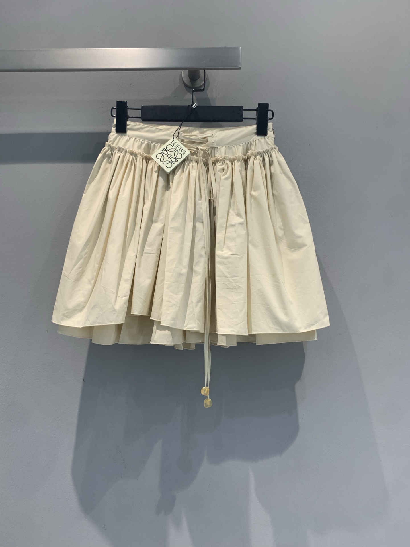 NO:862290,The new model is out. The original development department Loew*'s new spring and summer fashionable and versatile Paula's Ibiza series bud skirt is made of lightweight cotton poplin, with a layered A-line shape, which is full of fluff but not bulky. The drawstring design at the waist modifies the waistline and adds a sense of playfulness. It is gentle and versatile, perfect for spring and summer wear. It can be easily worn whether commuting, dating or vacation. It goes well with shirts or T-shirts, and you can easily get an effortless high-end look!  Size SML,,loewe,skirts,shirts,tees,t-shirt,19860909新款出货啦 原版开发部Loew*春夏新款时髦百搭Paula's Ibiza系列花苞半裙,采用轻盈棉府绸,分层A字版型,蓬松感满满又不臃肿.腰部抽绳设计,修饰腰线,增添俏皮感.温柔百搭,春夏穿搭超适合,无论通勤、约会还是度假都能轻松驾驭,搭配衬衫或T恤都很出彩,轻松get不费力的高级感look！码数SML,,loewe,skirts,shirts,tees，t-shirt,,Women's clothing