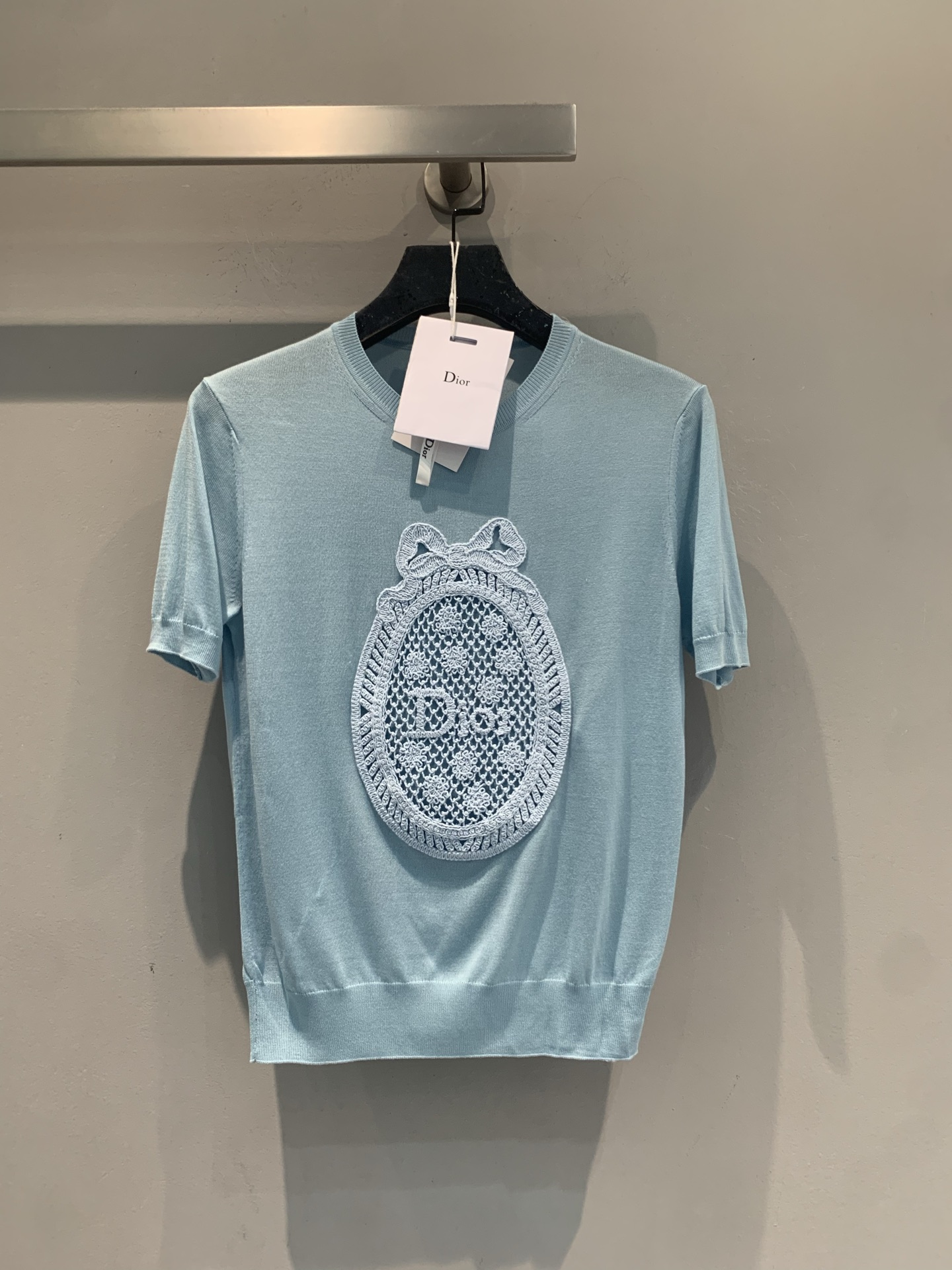 NO:862244,The new model has been shipped. The original development CD spring and summer new trendy and versatile bow hollow knitted short sleeves, light blue knitted fabric, light and breathable, super comfortable to wear in spring and summer!  The chest bow + hollow embroidery is exquisite and layered. The round neck design is simple and elegant, and can be easily worn in daily life or light luxury occasions. Pair it with a pleated skirt or high-waisted pants, it is elegant and fashionable, and you can easily get a high-end look!  Code number 36 38 40,,skirts,T-shirt,19860909新款出货啦 原版开发 CD春夏新款时髦百搭蝴蝶结镂空针织短袖,浅蓝色针织面料,轻薄透气,春夏穿超舒服！胸前蝴蝶结+镂空刺绣,精致又有层次感.圆领设计简约大方,日常或轻奢场合都能轻松驾驭.搭配百褶裙或高腰裤,优雅又时髦,轻松get高级感穿搭！码数36 38 40,,skirts,T-shirt,,Women's clothing