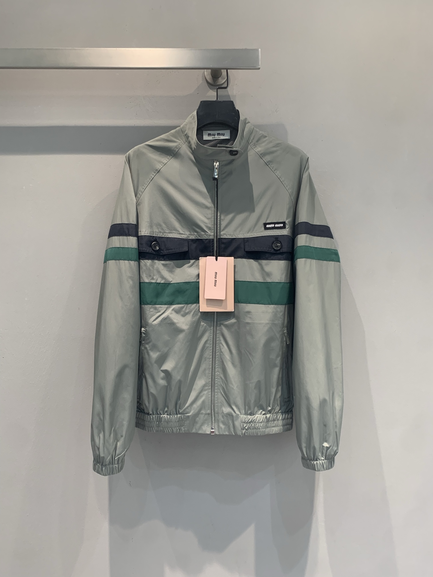 NO:862266,The new model is now shipping. The original developed Miumi* new fashionable retro contrast color sun protection sports jacket for spring and summer is made of high-density nylon technical fabric, which is lightweight, anti-wrinkle, windproof and easy to care for. The main color is low-saturated gray + carbon black & retro green contrasting webbing, full of 90s sports style!  The small label on the chest is low-key and exquisite, the elastic design of the cuffs modifies the arm lines, the silhouette is loose, and it is the same style for men and women, comfortable and fashionable. Paired with white T jeans, you can easily get an effortless retro sports style, which is perfect for spring and autumn!  Size SML,,miumiu,jeans,jackets & coats,19860909新款出货啦 原版开发 Miumi*春夏新款时髦复古撞色防晒运动夹克,采用高密度尼龙科技面料,轻盈抗皱,防风又易打理.低饱和灰主色+炭黑&复古绿撞色织带,90年代运动风满满！胸口小标低调精致,袖口松紧设计修饰手臂线条,廓形宽松,男女同款,舒适又时髦.搭配白T牛仔裤,轻松get不费力的复古运动风,春秋季节超适合！码数SML,,miumiu,jeans,jackets & coats,,Women's clothing