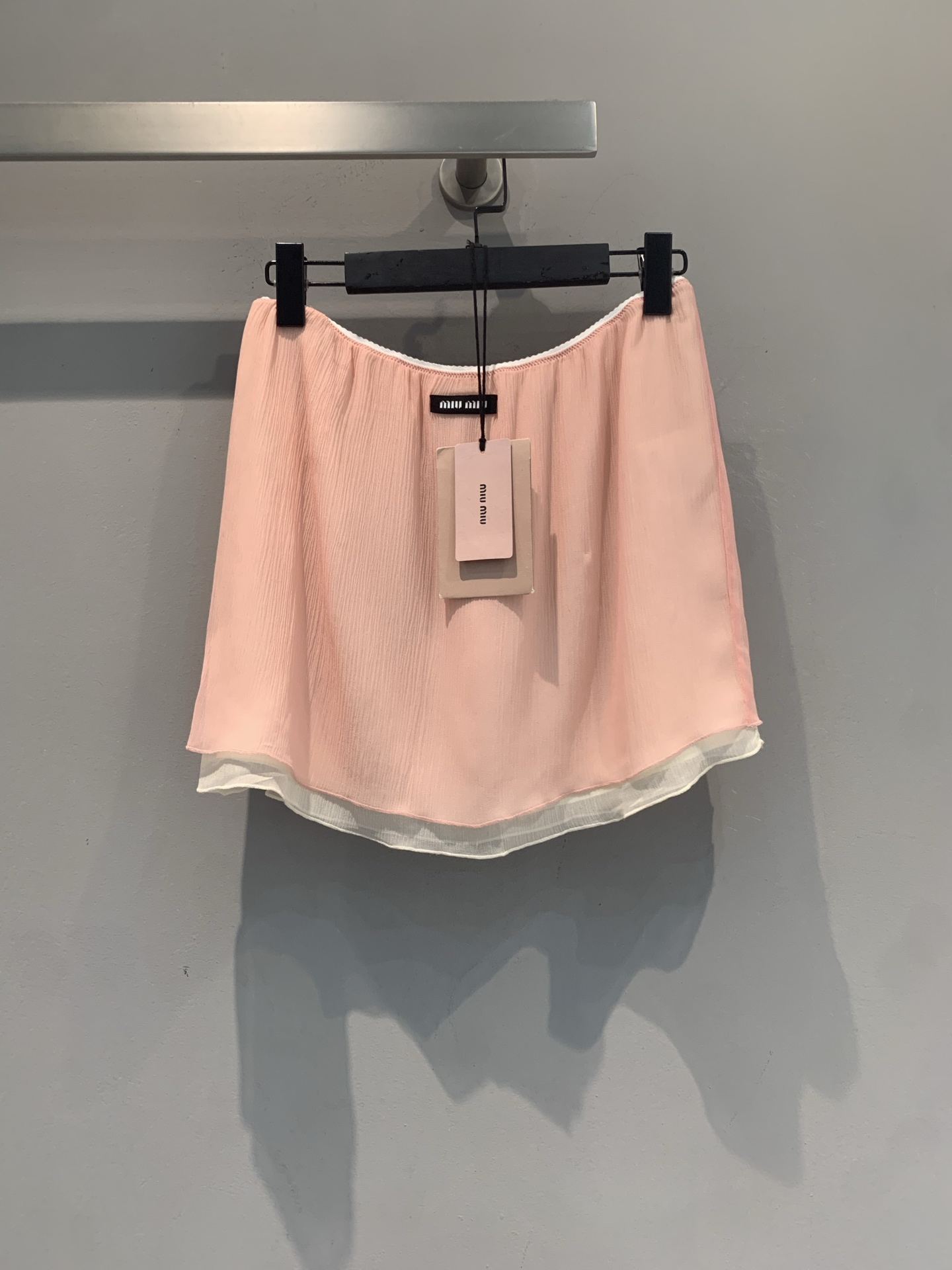 NO:867789,The new model has been shipped. The original developed Miumi* new spring and summer fashionable and versatile pink silk skirt, light mulberry silk fabric, soft pink color is super atmospheric!  The high-waisted design modifies the waistline and makes the legs look longer, and the white splicing on the skirt adds a sense of layering. The fabric is light and breathable, making it super comfortable to wear in summer, and can be easily worn in daily life or on vacation. Pair it with a tube top or knitted top, and you can switch between sweet and cool or gentle at will. It is a must-have and versatile item in your summer wardrobe!  Size SML,,miumiu,skirts,real silk,19860909新款出货啦 原版开发 Miumi*春夏新款时髦百搭粉色真丝半裙,轻盈桑蚕丝面料,柔粉色调超有氛围感！高腰设计修饰腰线,显腿长,裙摆白色拼接增添层次感.面料轻薄透气,夏天穿超舒服,日常或度假都能轻松驾驭.搭配抹胸或针织上衣,甜酷or温柔风随心切换,是夏日衣橱必备百搭单品！码数SML,,miumiu,skirts,real silk,,Women's clothing