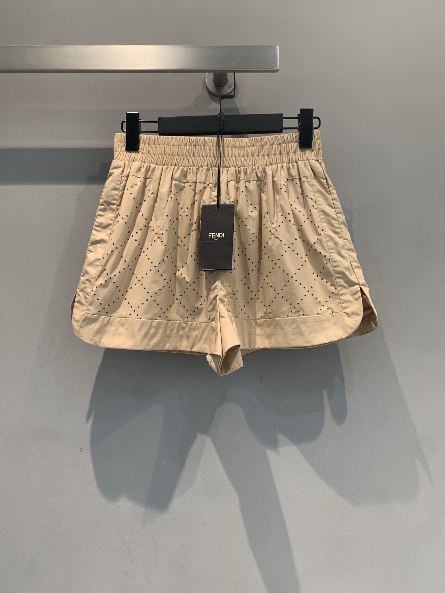 NO:865918,The new model is shipping. Originally developed by Fend*, the new fashionable and versatile FF hollow shorts for spring and summer are in apricot khaki color, light and breathable, a must-have for spring and summer!  The FF hollow presbyopia design is low-key and refined, with perfect brand recognition. The elastic waist and loose fit are comfortable and make your legs look longer. It can be easily used for daily outings, dates, and commuting. Pair it with a shirt or knitted vest from the same series, and you can easily get the quiet luxury style!  The belt design can also tighten the waist, enhance the sense of proportion, practical and fashionable, and is the highlight of spring and summer wear. Size SML, fendi, shorts, shirts,19860909新款出货啦 原版开发 Fend*春夏新款时髦百搭FF镂空短裤,奶杏卡其色,轻盈透气,春夏必备！FF镂空老花设计,低调精致,品牌辨识度满分.松紧腰+宽松版型,舒适又显腿长,日常出街、约会、通勤都能轻松驾驭.搭配同系列衬衫或针织背心,静奢风轻松get！腰带设计还能收腰,比例感up,实用又时髦,是春夏穿搭亮点单品.码数SML,,fendi,shorts,shirts,,Women's clothing