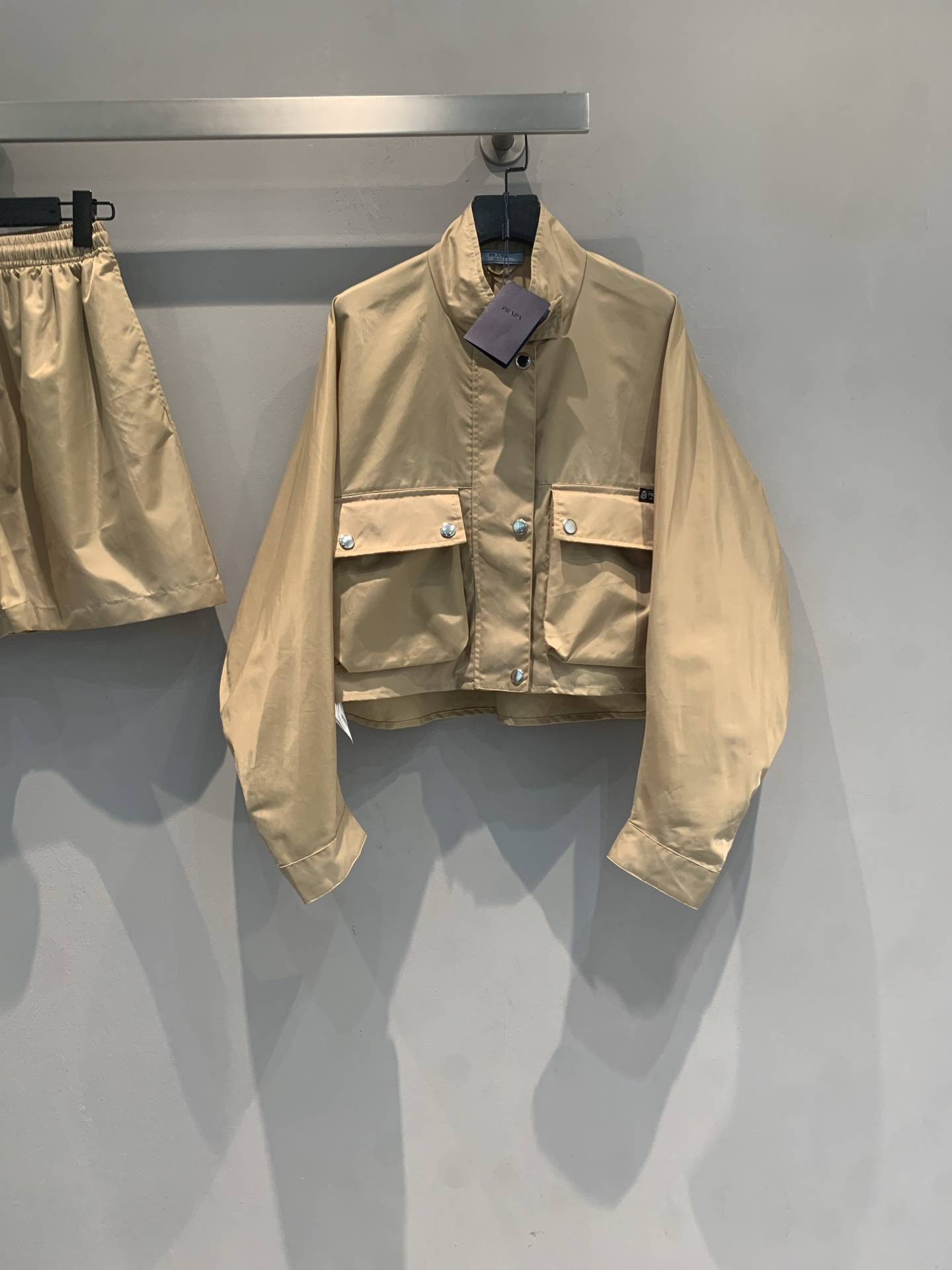 NO:865826,The new model has been shipped. The original developed Prad* spring and summer series khaki work jacket is made of regenerated nylon (Re-Nylon) material, which is environmentally friendly and fashionable!  Short design + large pockets + atomized distressed metal buckles, a perfect fusion of workwear style and modernity. The khaki color is low-key and versatile, and can be easily matched with skirts or overalls. It is casual and advanced, and can be easily used for commuting, traveling and daily life. It is a must-have item that is both practical and fashionable!  Size SML,,prada,skirts,jackets & coats,19860909新款出货啦 原版开发 Prad* 春夏系列卡其色工装夹克,采用再生尼龙（Re-Nylon）材质,环保又时髦！短款设计+大口袋+雾化做旧金属扣,工装风与现代感完美融合.卡其色低调百搭,轻松搭配裙装或工装裤,随性又高级,通勤、出游、日常都能轻松驾驭,是实用与时尚兼具的必备单品！码数SML,,prada,skirts,jackets & coats,,Women's clothing