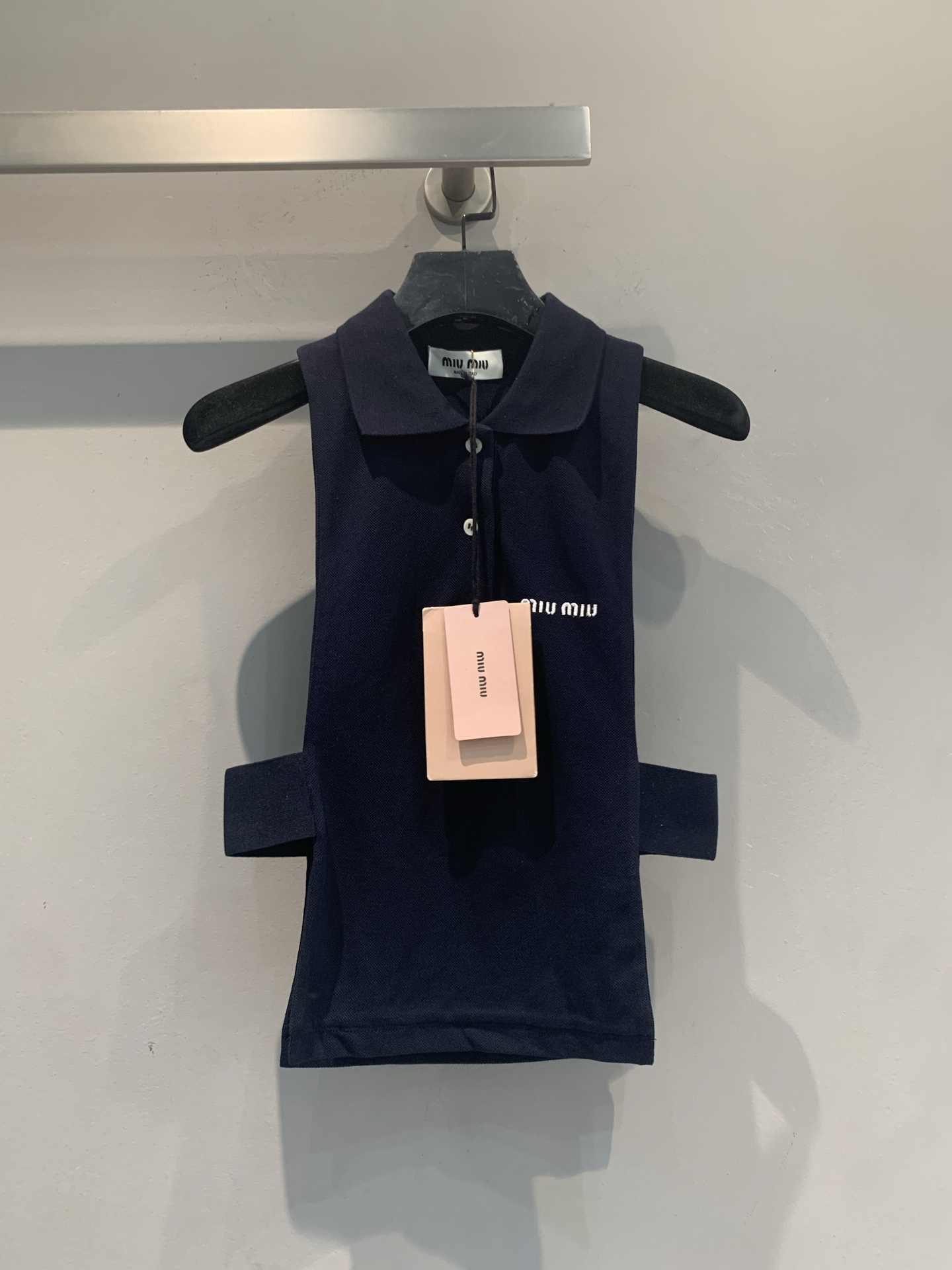 NO:865943,The new model has been shipped. The original developed Miumi* new spring and summer fashionable retro navy blue waist-revealing Polo sleeveless top, classic lapel + placket buttons, retro and fashionable. The side waist is hollowed out, and the exposed waistline shows off the figure, perfect for pure lust!  Short cut, paired with high-waisted trousers/skirts, you can easily get a sweet and cool girly style ~ The brand logo on the chest is highly recognizable. It is suitable for daily outings or parties, and you can easily create a fashionable look. Size SML, miumiu, skirts,19860909新款出货啦 原版开发 Miumi*春夏新款时髦复古藏青露腰Polo无袖上衣,经典翻领+门襟纽扣,复古又时髦.侧腰镂空设计,露腰线超显身材,纯欲感满分！短款剪裁,搭配高腰裤/裙,甜酷少女风轻松get～胸前品牌标识,辨识度超高,日常出街或聚会都很适合,轻松打造时尚造型.码数SML,,miumiu,skirts,,Women's clothing