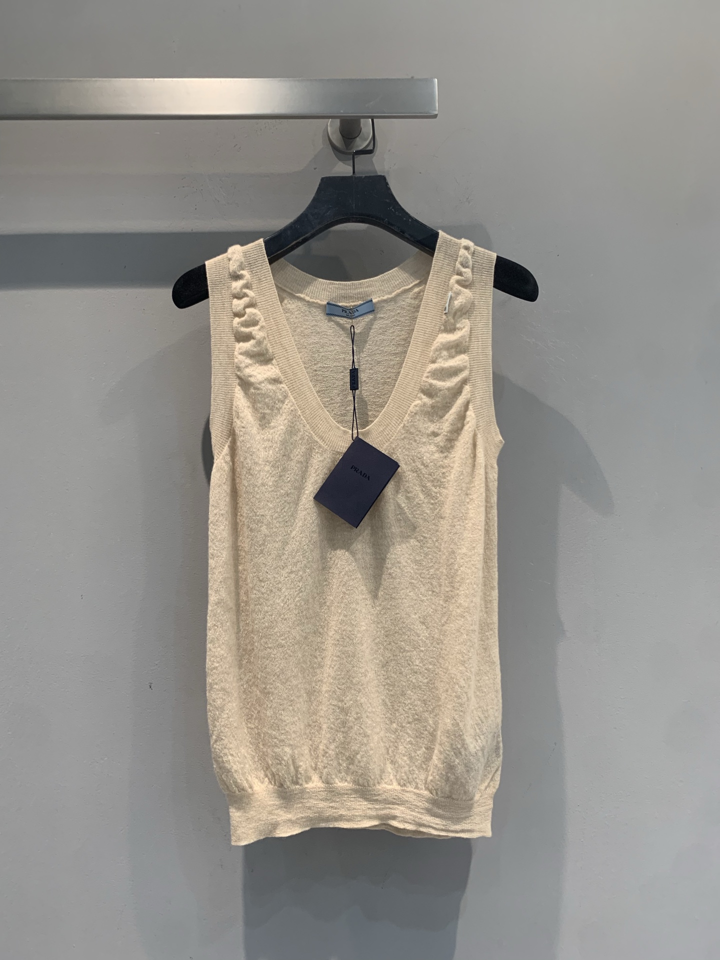 NO:867806,The new model is shipping. Originally developed by Prad*, the new spring and summer fashionable and versatile V-neck knitted vest is made of high-quality knitted fabric, soft and elastic, and super comfortable to wear next to the body!  Sleeveless + V-neck design, simple and elegant, can be worn alone in spring and summer or as an inner layer in autumn and winter. The elasticated hem can modify the body shape and has perfect details. The beige color is versatile and can be easily matched with various styles. It can be worn for commuting and leisure ~ Size SML, prada,19860909新款出货啦 原版开发 Prad*春夏新款时髦百搭V领针织背心,采用高品质针织面料,柔软又弹性,贴身穿着超舒适！无袖+V领设计,简约大方,春夏单穿或秋冬内搭都很OK.下摆松紧收口,修饰身形,细节满分.米色百搭,轻松搭配各种风格,通勤休闲都能hold住～码数SML,,prada,,Women's clothing