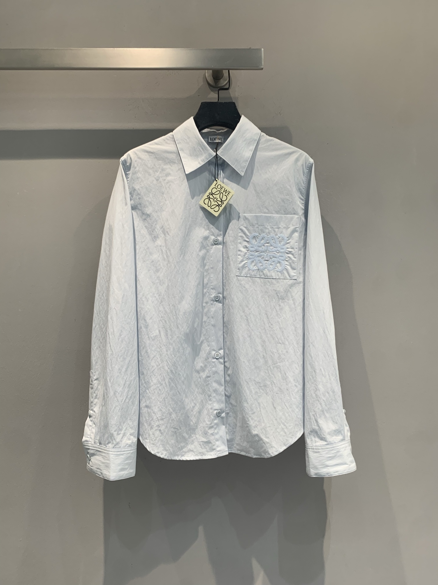 NO:865956,The new model is shipping. The original development Loew* new spring and summer fashionable and versatile embroidered logo long-sleeved shirt is made of light and breathable cotton fabric, super comfortable to wear in summer!  The Anagram embroidery on the chest is low-key and recognizable, and the loose H-shaped version is adaptable to a variety of body types. It is OK to wear alone or layered. The color is fresh and age-reducing, and can be easily used for commuting and vacation. Pair it with jeans or suit pants, casual and high-end, and you can easily get a relaxed feeling in summer!  Size SML,,loewe,jeans,shirts,business suit,19860909新款出货啦 原版开发 Loew*春夏新款时髦百搭刺绣logo长袖衬衫,选用轻薄透气棉质面料,夏天穿超舒服！胸前Anagram刺绣低调又有辨识度,宽松H型版型,包容多种身材,单穿或叠搭都很OK.色调清新减龄,通勤、度假都能轻松驾驭,搭配牛仔裤或西装裤,随性又高级,轻松get夏日松弛感穿搭！码数SML,,loewe,jeans,shirts,business suit,,Women's clothing