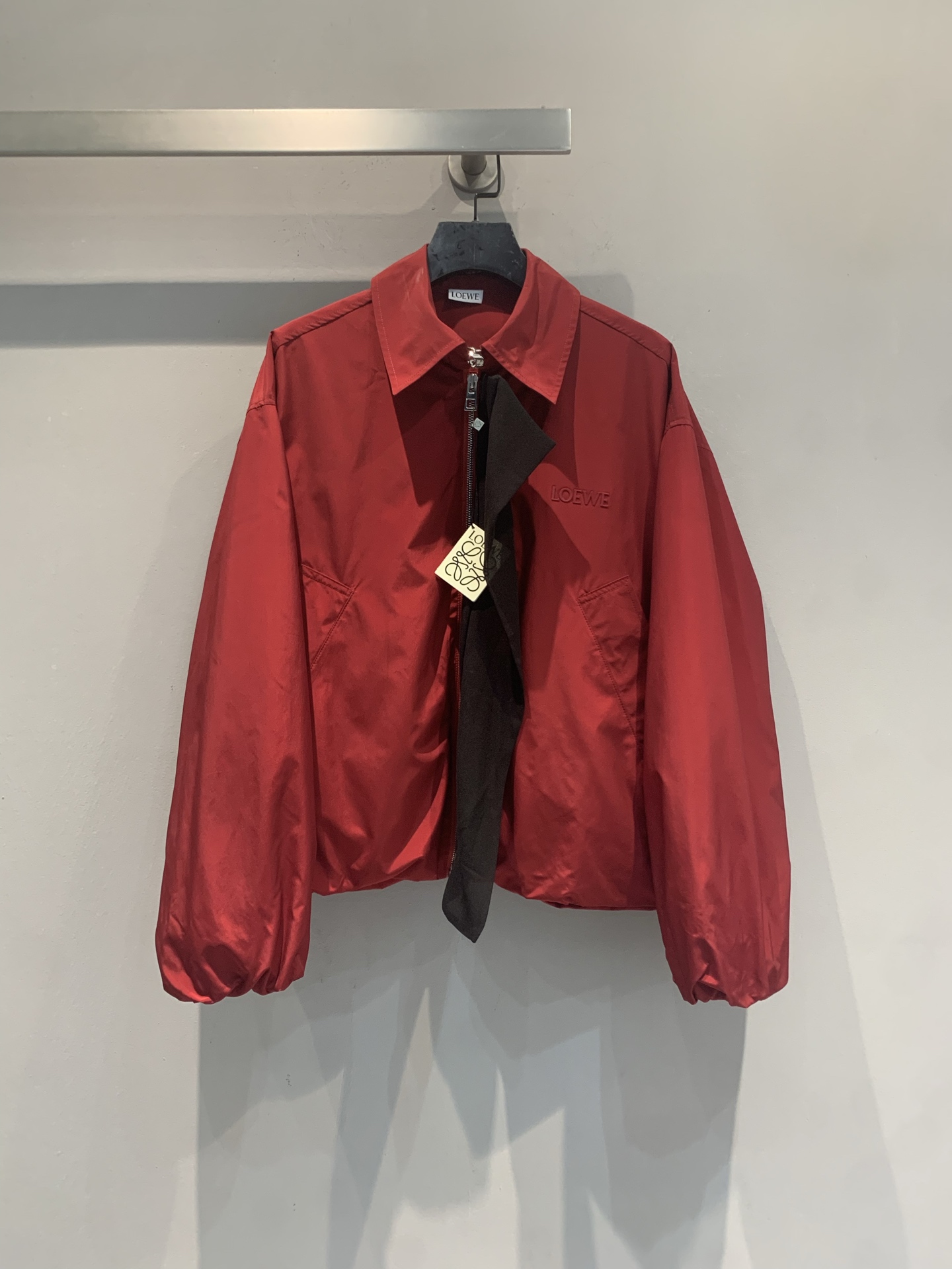 NO:865834,The new model has been shipped. Originally developed by Loew*, the new fashionable retro ribbon red jacket for spring and summer, the same style for Wang Yibo's Spring Festival Gala!  Lightweight technical pleated poplin, windproof, waterproof and durable, very suitable for spring and summer ~ Barn style silhouette + draped zipper, the design is full of red and eye-catching, it can be easily worn by both men and women, and it is great for daily or event occasions!  Pair it with a silk scarf and tie to be more fashionable, both fashionable and practical. SML,,loewe,jackets & coats,ties,19860909新款出货啦 原版开发 Loew* 春夏新款时髦复古飘带红色夹克,王一博春晚同款！轻质科技褶皱府绸,防风防水又耐用,春夏穿超合适～巴恩风廓形+垂褶拉链,设计感满满红色超亮眼,男女都能轻松驾驭,日常或活动场合都很出彩！搭配丝巾领带更时髦,时尚实用两不误码数SML,,loewe,jackets & coats,ties,,Women's clothing