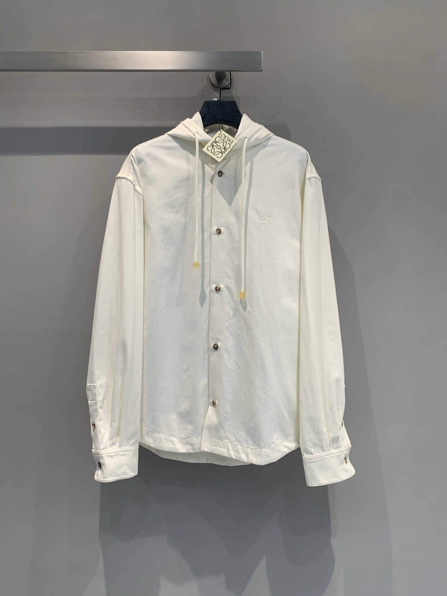 NO:877451,The new model is now shipping. The original development Loew* spring and summer limited edition Paula's Ibiza series hooded shirt is inspired by the summer atmosphere of Ibiza. The pure cotton material is light and breathable, and the white simple design + hooded drawstring give it a full sense of leisure and vacation. The brand embroidery on the chest is super recognizable, and the loose cut is not flattering on the figure. It is great to wear alone or layered, and it can easily create a sense of layering. Whether it is a beach vacation or a daily outing, it can show a free and casual style. It is a must-have and versatile item in the summer wardrobe!  Size SML,,loewe,shirts,hats,19860909新款出货啦 原版开发 Loew*春夏 限定Paula's Ibiza系列连帽衬衫,灵感来自伊维萨岛的夏日氛围.纯棉材质轻薄透气,白色简约设计+连帽抽绳,休闲度假感满满.胸前品牌刺绣超有辨识度,宽松剪裁不挑身材,单穿或叠搭都很出彩,轻松打造层次感.无论海边度假还是日常出街,都能展现自由随性风格,是夏日衣橱必备百搭单品！码数SML,,loewe,shirts,hats,,Women's clothing