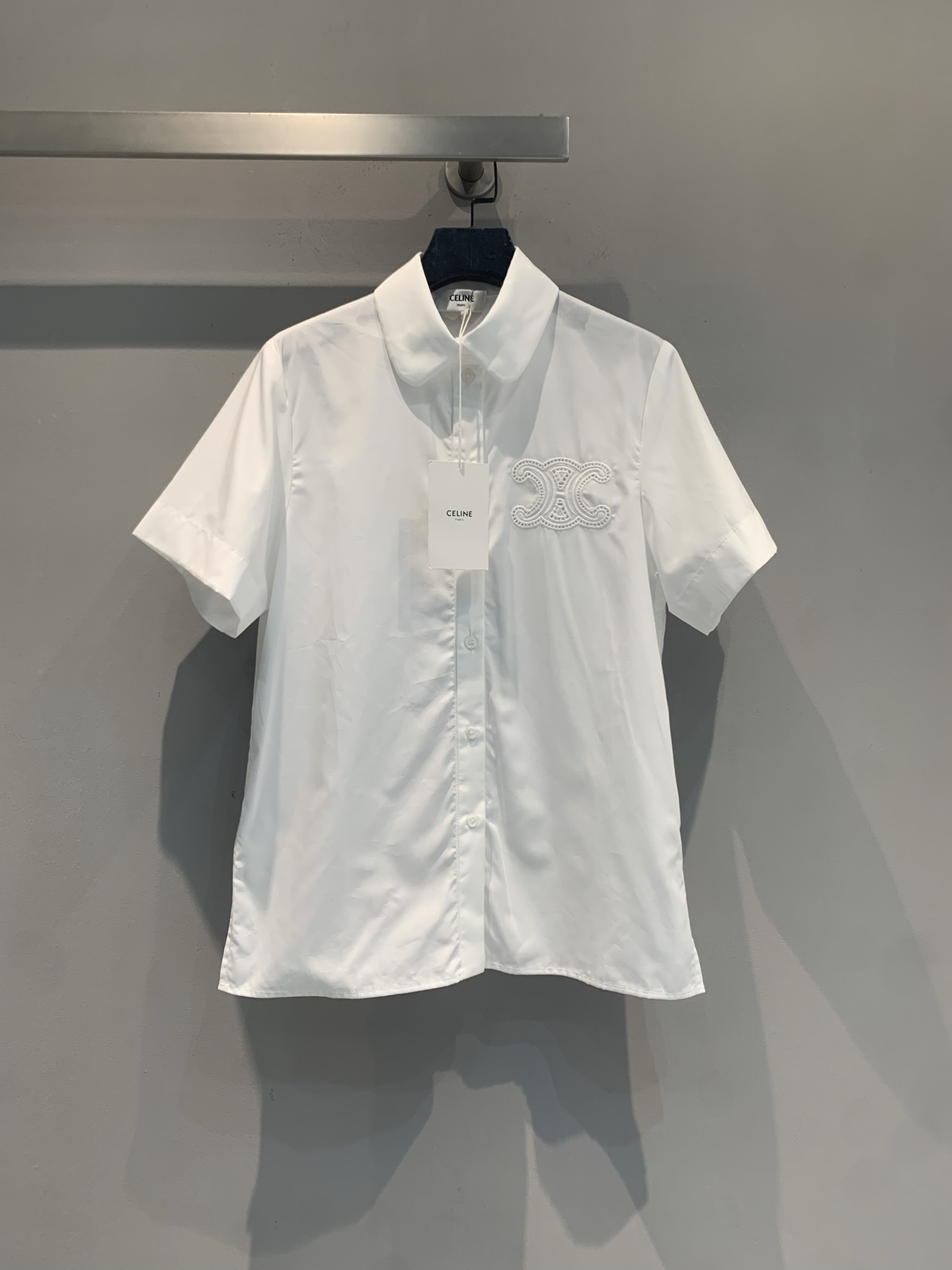 NO:865873,The new model is now shipping. The original development of Celin*'s new spring and summer fashionable and versatile Arc de Triomphe embroidered short-sleeved shirt is made of high-quality cotton fabric, light and breathable, and super comfortable to wear in spring and summer!  The Arc de Triomphe embroidery on the chest is very recognizable and the details are perfect. The short-sleeve + lapel design is simple and high-end, and can be easily used in commuting, daily life and formal occasions. It is neatly cut, comfortable and stylish. It is a CELINE classic series, both fashionable and practical!  Size SML,,celine,T-shirt,19860909新款出货啦 原版开发 Celin*春夏新款时髦百搭凯旋门刺绣短袖衬衣,采用高品质棉质面料,轻盈透气,春夏穿超舒服！胸前凯旋门刺绣超有辨识度,细节满分.短袖+翻领设计,简约又高级,通勤、日常、正式场合都能轻松驾驭.剪裁利落,舒适又有型,是CELINE经典系列,时尚实用两不误！码数SML,,celine,T-shirt,,Women's clothing