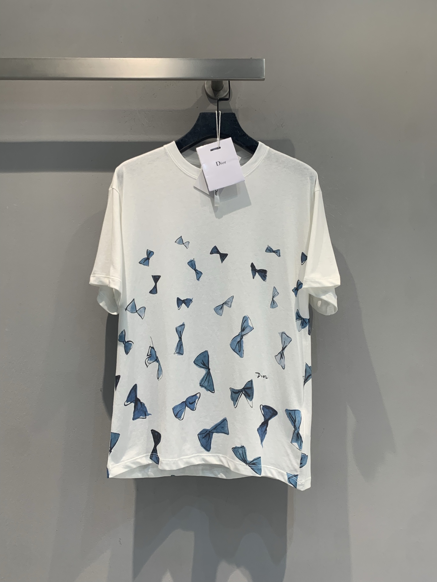 NO:865861,The new model has been shipped. The original development department VD's new spring and summer fashionable and versatile blue bow T-shirt is made of white cotton, breathable and comfortable, and super friendly for daily wear!  The blue bow pattern is fresh and sweet, filling the French elegant atmosphere. The loose fit + slightly dropped shoulders design accommodates a variety of body types, making it easy to wear with a casual and fashionable feel. Whether paired with a skirt or casual pants, you can easily switch between sweet or simple styles. It is a must-have and versatile item for the spring and summer wardrobe!  Number of yards 36 38 40,,skirts,tees,t-shirt,19860909新款出货啦 原版开发部VD春夏新款时髦百搭蓝色蝴蝶结T恤,白色纯棉材质,透气舒适,日常穿着超友好！蓝色蝴蝶结图案清新甜美,法式优雅氛围感拉满.宽松版型+微落肩设计,包容多种身材,轻松穿出随性时髦感.无论搭配裙装还是休闲裤,都能轻松切换甜美or简约风,是春夏衣橱必备百搭单品！码数36 38 40,,skirts,tees，t-shirt,,Women's clothing