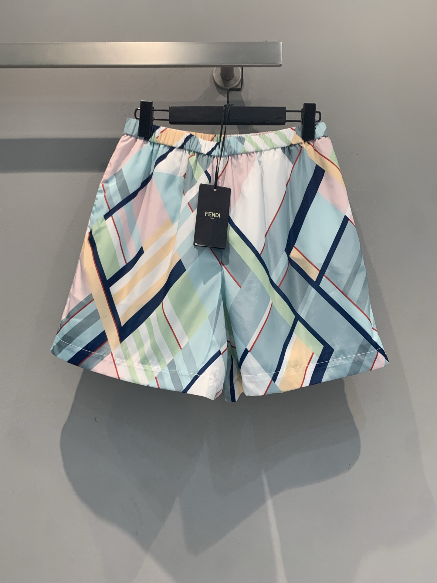 NO:863909,The new model is shipping. The original developed Fend* 2026 spring and summer series geometric printed shorts are made of light and thin polyester fiber, soft and comfortable, perfect for spring and summer!  The macaron color geometric lines are fresh and energetic, and full of vitality. The elastic waist design is easy to put on and take off, and is suitable for all body types. It can be easily controlled for daily leisure, travel, and shopping. Pair it with a striped T or a simple top to easily get a fashionable look!  A must-have item for fashionistas. Size SML, fendi, shorts,19860909新款出货啦 原版开发 Fend* 2026春夏系列几何印花短裤,采用轻薄聚酯纤维,柔软舒适,春夏穿超合适！马卡龙色系几何线条,清新又有活力,元气感满满.松紧腰设计,穿脱方便,适合各种身材.日常休闲、出游、逛街都能轻松驾驭,搭配条纹T或简约上衣,轻松get时尚造型！时髦精必入单品.码数SML,,fendi,shorts,,Women's clothing