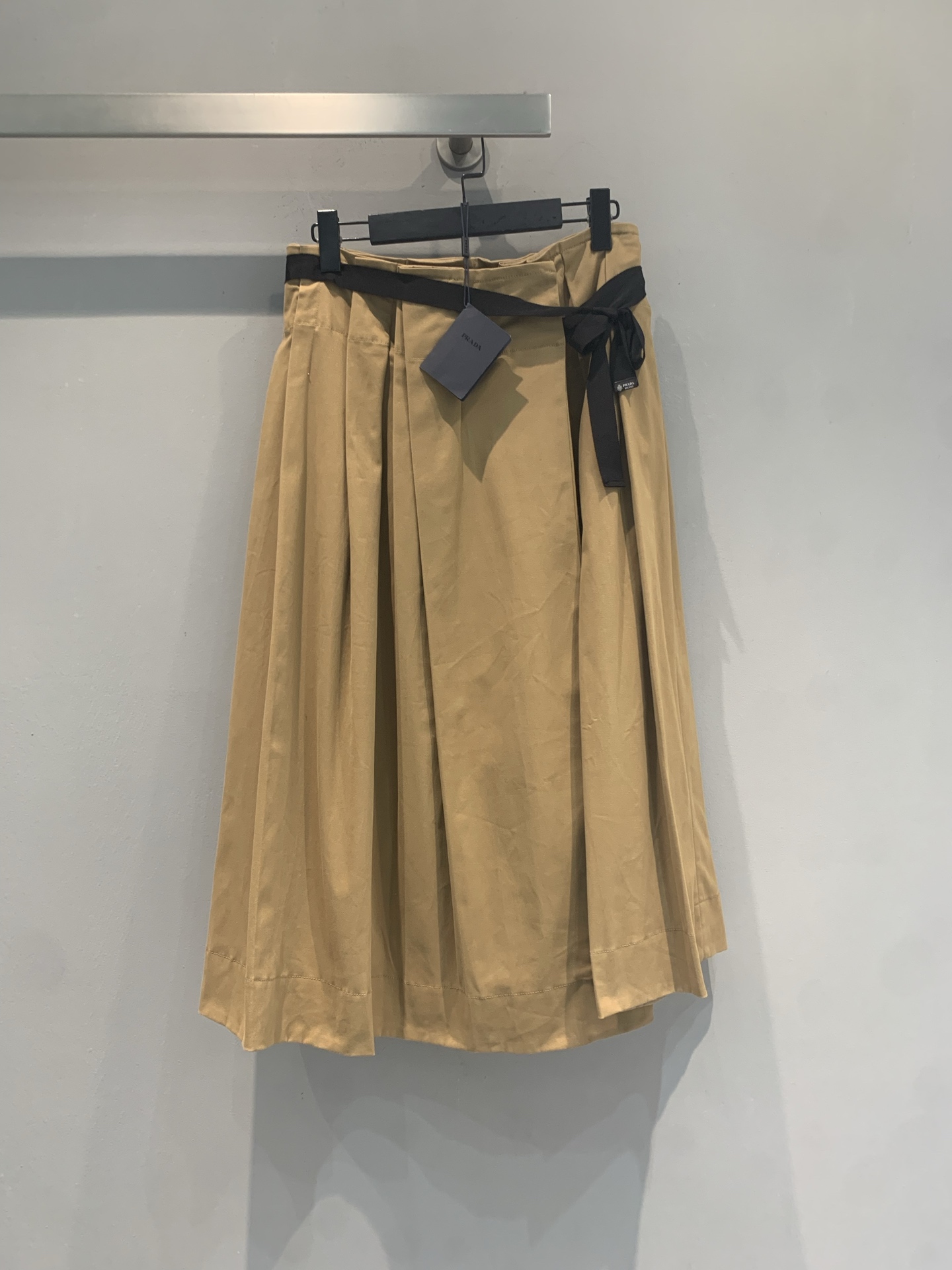 NO:865897,The new model is shipped. The original development of Prad* spring and summer new fashionable retro belted long pleated skirt, thin drape fabric, black belt design, modify the waistline and add layering. The pleated skirt is smooth and moderate in length, easy to control for commuting and leisure. The khaki color is low-key and versatile, the pear-shaped figure is friendly, covers the crotch and makes you slim, and easily creates a 30-70 ratio. Pair it with a sweater or shirt, get a gentle college style!  The black belt details enhance the texture and is a practical and fashionable essential item. Size SML, prada, skirts, shirts,19860909新款出货啦 原版开发 Prad*春夏新款时髦复古腰带长款百褶半裙,轻薄垂坠面料,黑色腰带设计,修饰腰线又增添层次感.百褶裙摆流畅,长度适中,通勤休闲都能轻松驾驭.卡其色低调百搭,梨形身材友好,遮胯显瘦,轻松打造三七分比例.搭配针织衫或衬衫,温柔学院风get！黑色腰带细节提升质感,是实用又时髦的必备单品.码数SML,,prada,skirts,shirts,,Women's clothing