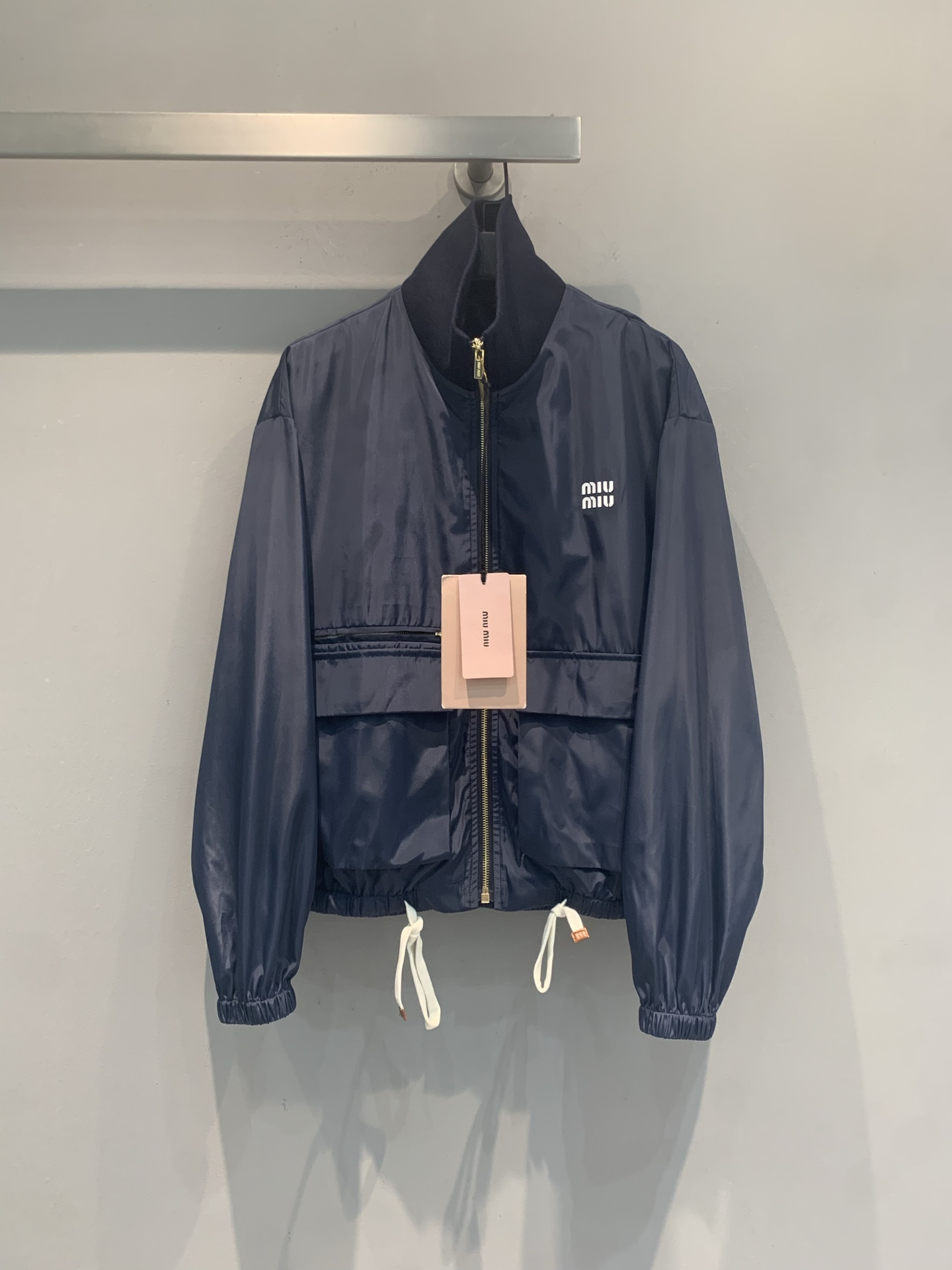 NO:867756,The new model has been shipped. The originally developed Miumi* spring and summer series is fashionable and versatile, large pocket nylon jacket. It is lightweight and windproof, with a stand-up collar and multi-pocket design, and is full of functionality!  The brand logo on the chest is super recognizable. The drawstring at the hem can adjust the fit, and the cuffs are elastic for more comfort. The navy blue is low-key and high-end, and can be easily worn in daily life or outdoors. Pair it with a work skirt or striped knit, and you can easily achieve a sweet and cool style!  Size SML,,miumiu,skirts,jackets & coats,19860909新款出货啦 原版开发 Miumi*春夏系列时髦百搭大口袋尼龙夹克,轻便防风,立领+多口袋设计,机能感满满！胸前品牌标志超有辨识度.下摆抽绳可调节版型,袖口松紧更舒适.藏蓝色低调高级,日常或户外都能轻松驾驭,搭配工装裙、条纹针织,甜酷风轻松拿捏！码数SML,,miumiu,skirts,jackets & coats,,Women's clothing