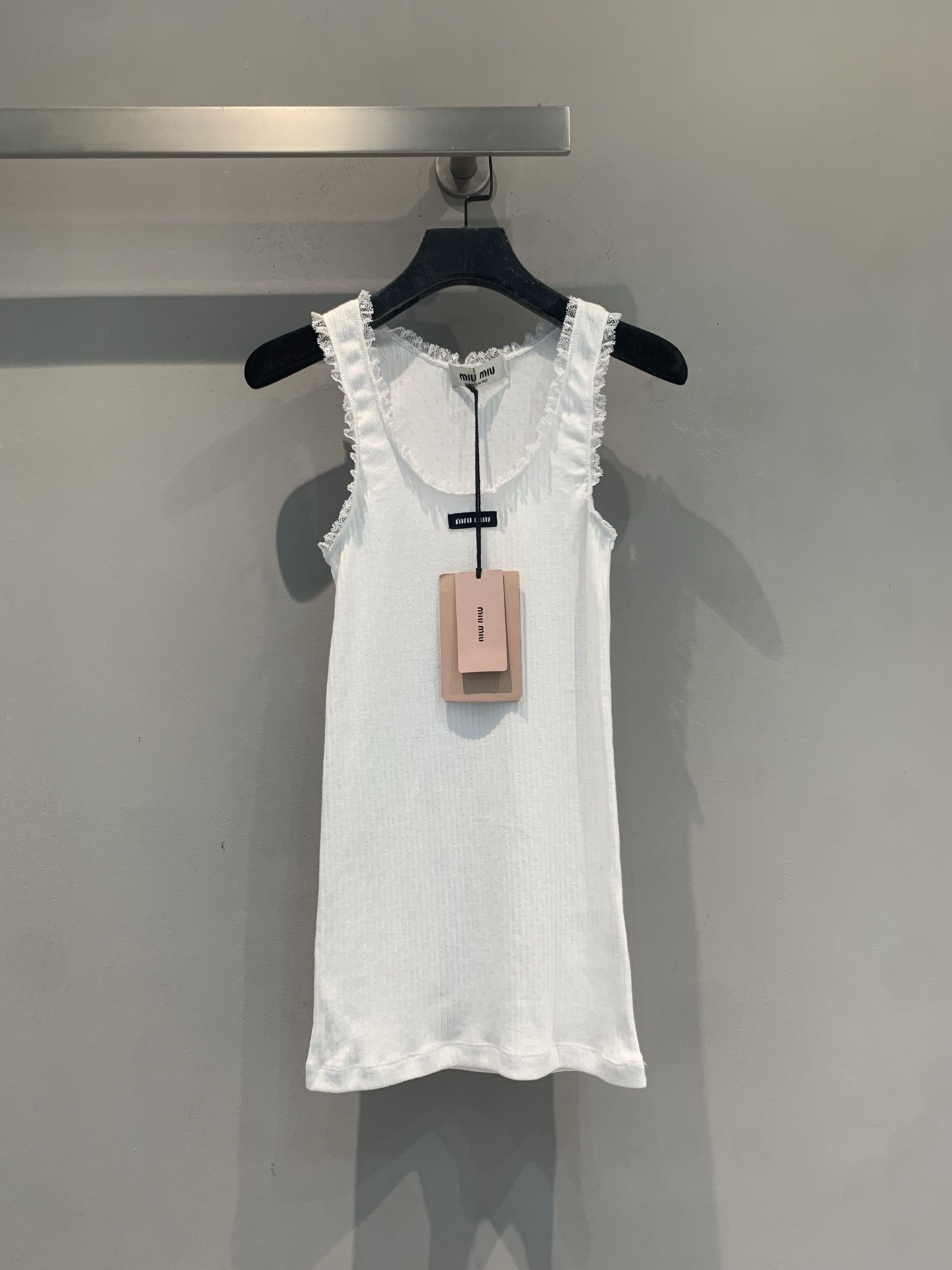 NO:867774,The new model has been shipped. The original developed Miumi* spring and summer new fashionable and versatile fungus-edged raindrop cotton vest is made of cotton, white lace + hollow raindrop texture, breathable and skin-friendly, super comfortable to wear in summer!  It has a girly feel and looks great when worn alone or layered, easily creating a fresh and sweet style. It can be worn daily or on vacation, it is practical and fashionable, and it is a must-have and versatile item for your summer wardrobe!  Code number SML,,miumiu,19860909新款出货啦 原版开发 Miumi*春夏新款时髦百搭木耳边雨点棉背心,采用棉,白色蕾丝花边+镂空雨点肌理,透气又亲肤,夏天穿超舒服！少女感满满,单穿或叠搭都很出彩,轻松打造清新甜美风.日常、度假都能穿,实用又时髦,是夏季衣橱必备百搭单品！码数SML,,miumiu,,Women's clothing