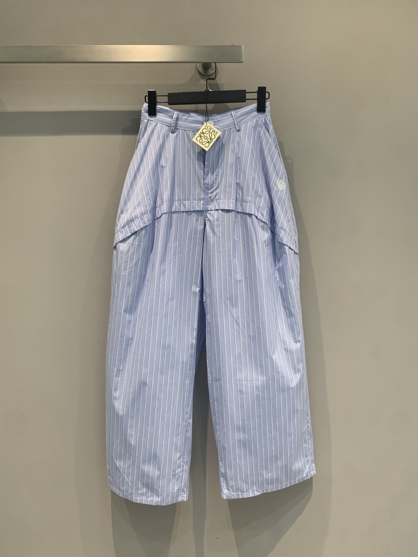 NO:867740,The new model is now shipping, originally developed by Loew*. Summer-limited Paula's Ibiza series wide-leg pants, blue and white vertical stripe design, pure cotton material, light and breathable, super comfortable to wear in summer!  The high-waisted and wide-leg version, with splicing details at the waist, is full of layers, relaxed and fashionable. It is loosely cut and looks great with T-shirts, vests or shirts. It can be easily worn for daily outings and vacations. It is priced at a low price and is a high-end fashion item. It is comfortable and has a sense of design. It is suitable for you who pursue quality!  Size SML,,loewe,shirts,tees,t-shirt,19860909新款出货啦 原版开发 Loew* 夏日限定Paula's Ibiza系列阔腿裤,蓝白竖条纹设计,纯棉材质轻薄透气,夏天穿超舒服！高腰阔腿版型,腰部拼接细节,层次感满满,松弛又时髦.宽松剪裁,搭配T恤、背心或衬衫都很出彩,日常出街、度假都能轻松驾驭.价格元,属于高端时尚单品,舒适又有设计感,适合追求品质的你！码数SML,,loewe,shirts,tees，t-shirt,,Women's clothing