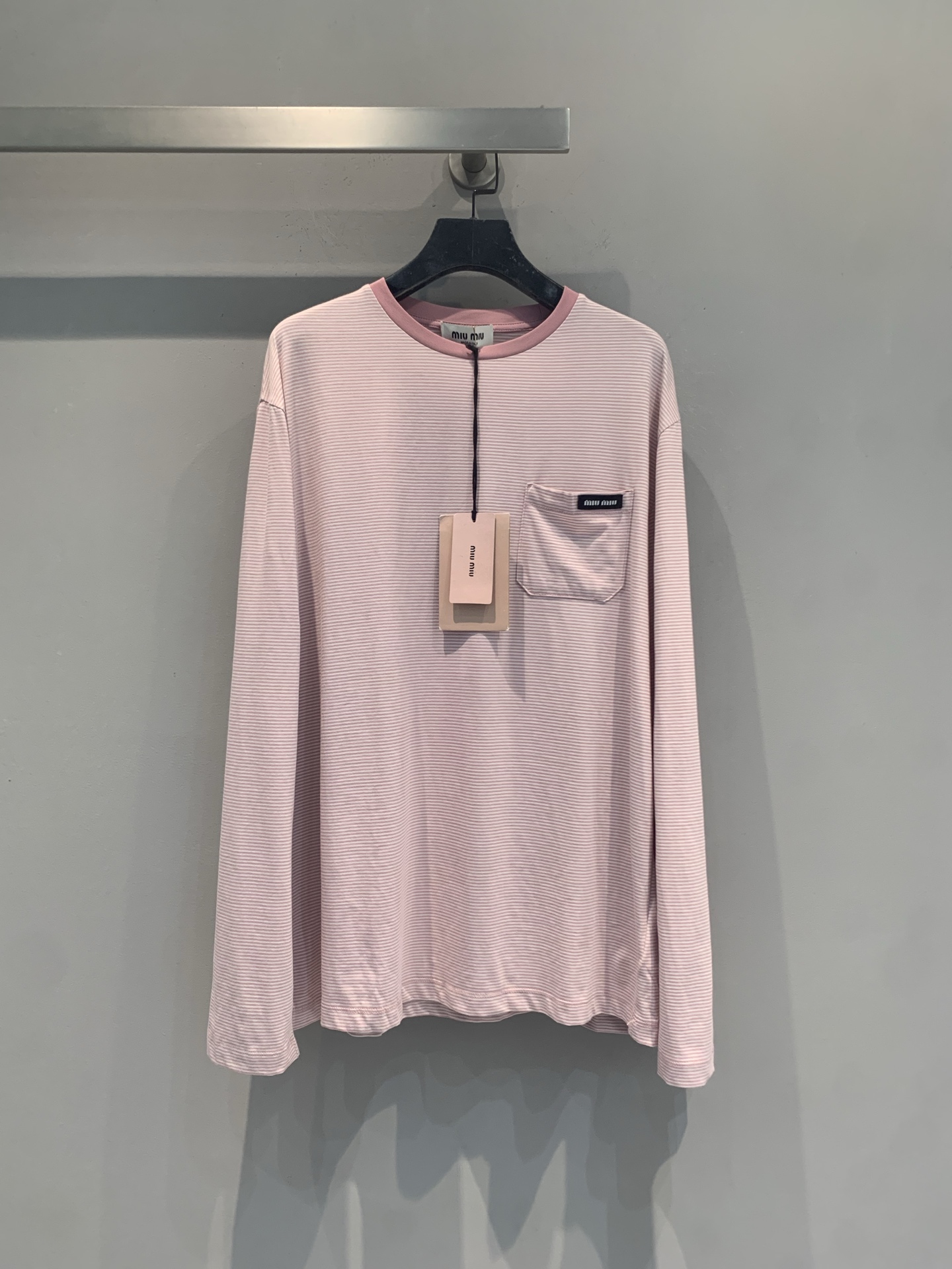 NO:867814,The new model is shipped. The original developed Miumi* spring and summer new fashionable and versatile cherry blossom pink striped long-sleeved T-shirt, low saturation pink and white pinstripes, gentle and age-reducing, and the small logo on the chest is super recognizable. Pure cotton, breathable and skin-friendly, not easy to deform and pill, super comfortable to wear. Oversize version, loose and casual, can be worn alone or layered, easy to choose from college style or sweet cool style!  Suitable for both spring and summer sun protection and autumn and winter inner wear, practical and fashionable, size SML, miumiu, versace, tees, t-shirt,19860909新款出货啦 原版开发 Miumi*春夏新款时髦百搭樱花粉条纹长袖T恤,低饱和粉白细条纹,温柔减龄,胸口小徽标超有辨识度.纯棉,透气亲肤,不易变形起球,穿着超舒适.Oversize版型,宽松休闲,单穿或叠穿都很OK,学院风、甜酷风轻松拿捏！春夏防晒、秋冬内搭都能hold住,实用又时髦,码数SML,,miumiu,versace,tees，t-shirt,,Women's clothing