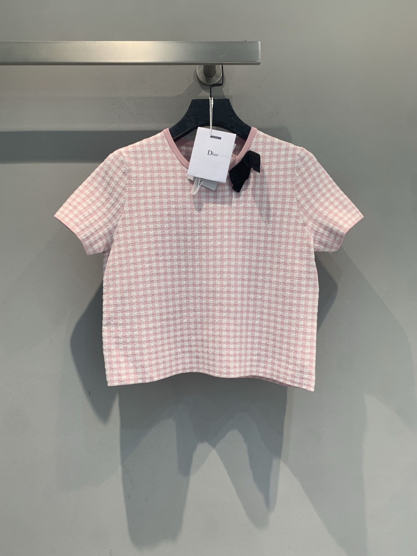 NO:868987,The new model is shipped. The original development CD is a new fashionable and versatile pink plaid knitted top for early autumn. It has a pink and white plaid design and a bow embellishment on the neck. It is sweet and elegant. Soft knitted fabric, close-fitting and elastic, comfortable to wear. The short-sleeved slim fit outlines the body curves and is great for commuting, dating and taking photos. The plaid pattern is retro and the bow details are super elegant. It is a popular item for early autumn!  Code number 36 38 40,,T-shirt,19860909新款出货啦 原版开发 CD早秋新款时髦百搭粉色格纹针织上衣,粉白格纹设计,领口蝴蝶结点缀,甜美优雅.柔软针织面料,贴身有弹性,穿着舒适.短袖修身版型,勾勒身形曲线,通勤、约会、拍照都很出片.格纹复古,蝴蝶结细节超有气质,是早秋穿搭热门单品！码数36 38 40,,T-shirt,,Women's clothing