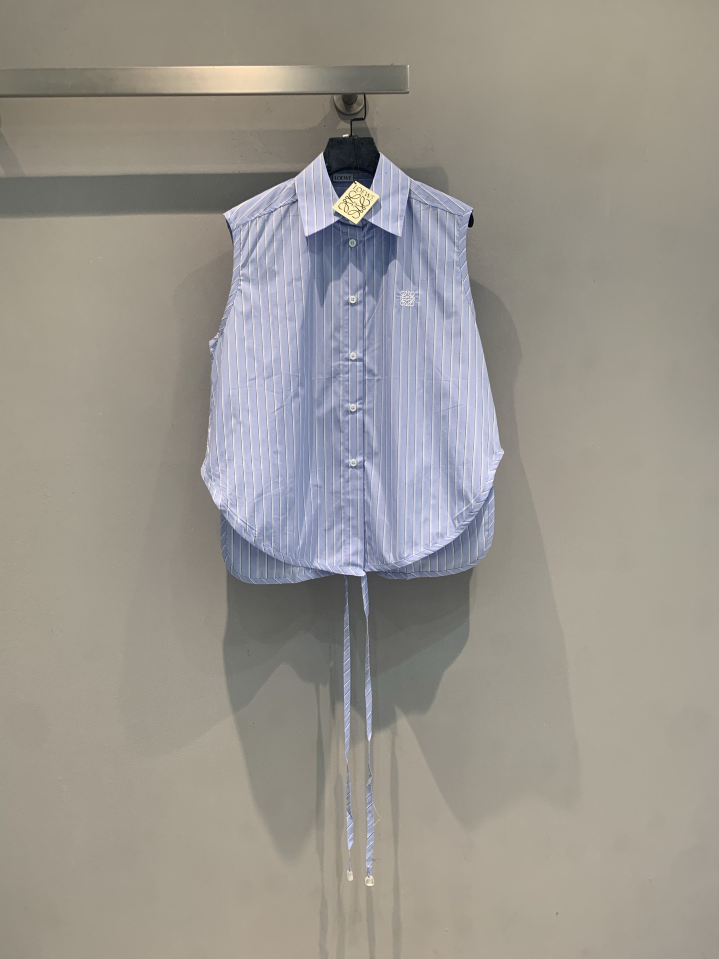 NO:868968,The new model is now shipping, originally developed by Loew* for early spring Paula's Ibiza series blue and white striped sleeveless shirt. The cotton fabric is light and breathable, and it is super comfortable to wear in summer!  The blue and white stripes are refreshing and slimming, and the Anagram embroidery on the chest is very recognizable. The belt at the waist can adjust the length of the dress to easily create a waistline, and the sleeveless design is more neat. It can be easily used for commuting, vacationing, and daily life. It looks great with jeans or wide-leg pants!  Size SML,,loewe,jeans,shirts,19860909新款出货啦 原版开发 Loew*早春Paula's Ibiza系列蓝白条纹无袖衬衫,棉质面料轻盈透气,夏天穿超舒服！蓝白条纹清爽显瘦,胸前Anagram刺绣超有辨识度.腰部系带可调节衣长,轻松打造腰线,无袖设计更显利落,通勤、度假、日常都能轻松驾驭,搭配牛仔裤或阔腿裤都很出彩！码数SML,,loewe,jeans,shirts,,Women's clothing
