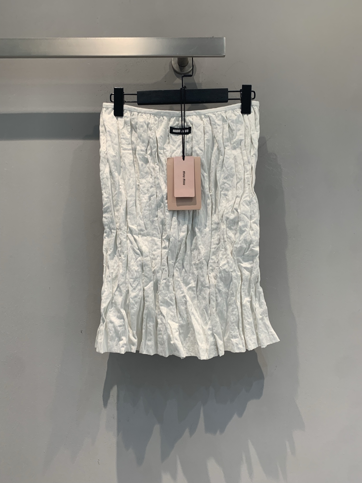 NO:868997,The new model is shipped. The original Miumi* spring and summer new trendy and versatile off-white pleated skirt is made of cotton blended material, with three-dimensional pleating technology and fine metallic shimmer. It has perfect texture. The elastic waist design is comfortable and slimming. The A-line version covers the flesh and makes the legs longer. It can be easily controlled for daily commuting, dating and leisure. Pair it with a knitted top or shirt, you can switch between gentle or college style at will. It is a practical and fashionable versatile item!  Size SML,,miumiu,skirts,shirts,19860909新款出货啦 原版开发 Miumi*春夏新款时髦百搭米白色褶皱半身裙,采用棉混纺材质,立体压褶工艺+金属丝细闪,质感满分.松紧腰设计,舒适又显瘦,A字版型遮肉显腿长,日常通勤、约会、休闲都能轻松驾驭.搭配针织上衣或衬衫,温柔or学院风随心切换,是实用又时髦的百搭单品！码数SML,,miumiu,skirts,shirts,,Women's clothing