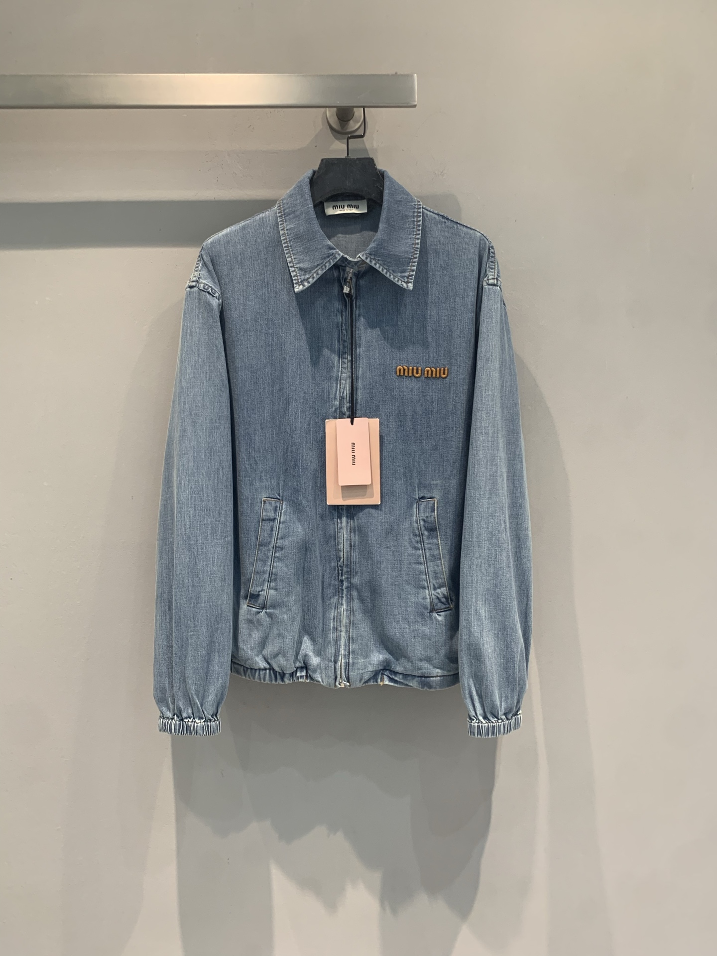 NO:869014,The new model is shipped. The original developed Miumi* early autumn new fashionable retro embroidered logo zipper denim jacket. It is made of 100% cotton washed fabric, with a retro blue tone that is super textured, and the embroidered logo on the chest is highly recognizable. The lapel + zipper design, the cuffs and hem are elasticated, making it comfortable and warm to wear. The overall casual retro style can be easily used for daily commuting or casual occasions, and it looks great with jeans or casual pants. A must-have for fashionable girls!  Size SML,,miumiu,jeans,jackets & coats,19860909新款出货啦 原版开发 Miumi*早秋新款时髦复古刺绣logo拉链牛仔外套.采用全棉水洗面料,复古蓝色调超有质感,胸前刺绣徽标辨识度满分.翻领+拉链设计,袖口和下摆松紧收口,穿着舒适又保暖.整体休闲复古风,日常通勤或休闲场合都能轻松驾驭,搭配牛仔裤或休闲裤都很出彩.时髦女孩必入！码数SML,,miumiu,jeans,jackets & coats,,Women's clothing