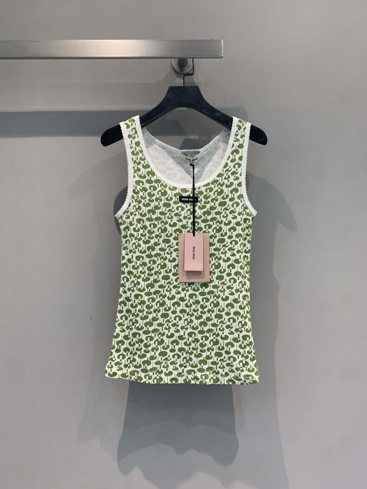 NO:869028,The new model is shipping. The original developed Miumi* new fashionable and versatile green printed vest for spring and summer, combed cotton, soft and skin-friendly, super breathable, super comfortable to wear in spring and summer!  Off-white bottom with green tree-like print, fresh and natural, full of girly feeling. 1*1 rib technology, good elasticity, durable and not easy to deform. Sleeveless design, it is OK to wear alone or layered, it goes well with short skirts and jeans, and you can easily get the summer atmosphere. Size SML,,miumiu,skirts,jeans,19860909新款出货啦 原版开发 Miumi*春夏新款时髦百搭绿色印花背心,精梳棉,柔软亲肤,透气性超棒,春夏穿超舒服！米白底配绿色树状印花,清新自然,少女感满满.1*1罗纹工艺,弹性好,耐穿不易变形.无袖设计,单穿或内搭都很OK,搭配短裙、牛仔裤都很出彩,轻松get夏日氛围感.码数SML,,miumiu,skirts,jeans,,Women's clothing