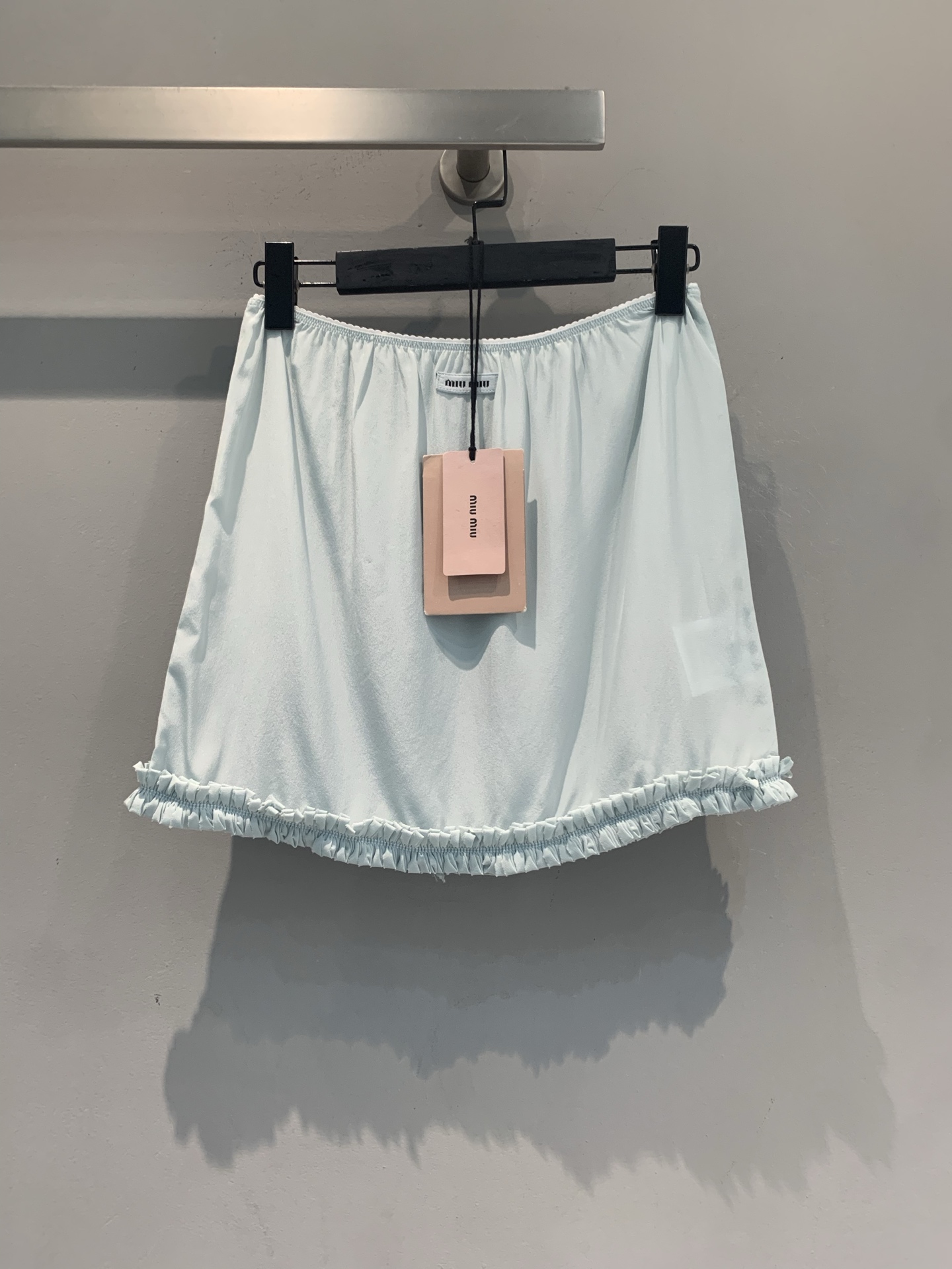 NO:869006,The new model has been shipped. The original developed Miumi* new spring and summer fashionable and versatile light blue fungus-edged silk skirt, light and thin silk fabric, super comfortable to wear!  The skirt is designed with wooden ear edges, which is sweet and smart, full of girlishness. The waist elastic band + white strap can modify the waistline and can be freely adjusted, making it suitable for all kinds of body types. It can be easily controlled for daily outings, dates, and light socializing. Pair it with a sweater or shirt, and you can switch between French retro or ballet style at will ~ The skirt is moderate in length, elegant and easy to move. It is a fashionable item with both practicality and design!  Size SML,,miumiu,skirts,shirts,real silk,19860909新款出货啦 原版开发 Miumi*春夏新款时髦百搭浅蓝色木耳边真丝半身裙,轻薄真丝面料,穿着超舒适！裙摆木耳边设计,甜美又灵动,少女感满满.腰部松紧带+白色绑带,修饰腰线还能自由调节,适合各种身材.日常出街、约会、轻社交都能轻松驾驭,搭配针织衫或衬衫,法式复古or芭蕾风随心切换～裙长适中,优雅又方便活动,是实用与设计感兼具的时尚单品！码数SML,,miumiu,skirts,shirts,real silk,,Women's clothing