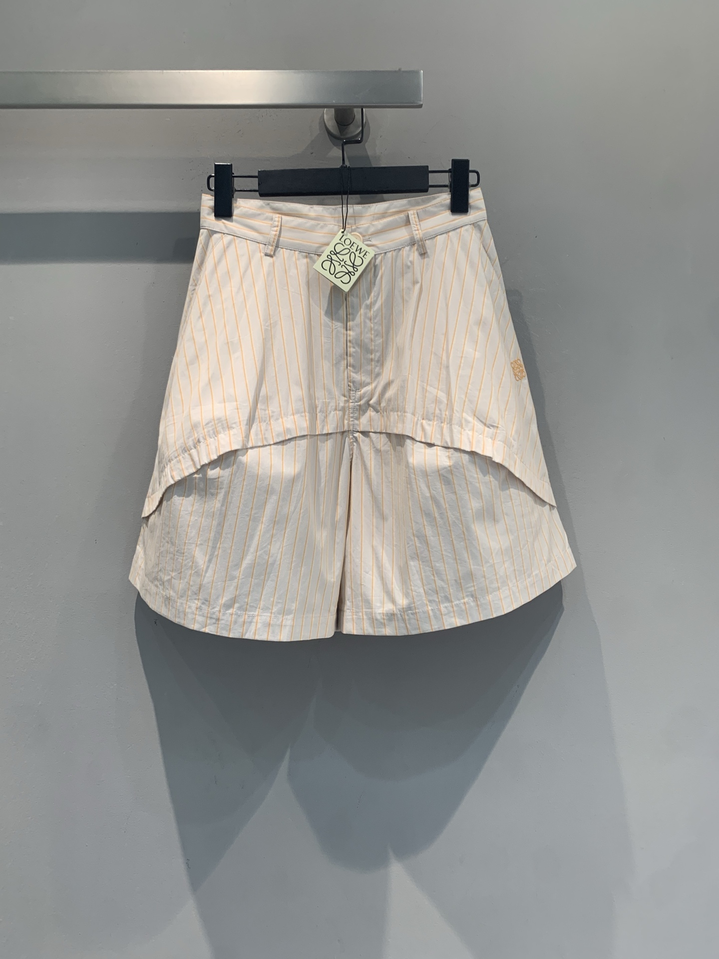 NO:872310,The new model is shipping. Originally developed by Loew*, the new spring and summer fashionable and versatile pure cotton striped shorts, light color + delicate stripes, full of summer atmosphere!  The pure cotton material is light and breathable, and is super comfortable to wear. The loose silhouette + layered design is fashionable and makes your legs longer. The simple buttons on the waist make it easy to put on and take off. It can be easily used for daily commuting and vacation. It looks great with T-shirts or shirts, and you can easily get a high-end look!  Size SML,,loewe,shorts,shirts,tees,t-shirt,19860909新款出货啦 原版开发 Loew*春夏新款时髦百搭纯棉条纹短裤,浅色系+细腻条纹,夏日氛围感满满！纯棉材质轻薄透气,穿着超舒适,宽松廓形+层叠设计,时髦又显腿长.腰部简约纽扣,方便穿脱,日常通勤、度假都能轻松驾驭,搭配T恤或衬衫都很出彩,轻松get高级感穿搭！码数SML,,loewe,shorts,shirts,tees，t-shirt,,Women's clothing