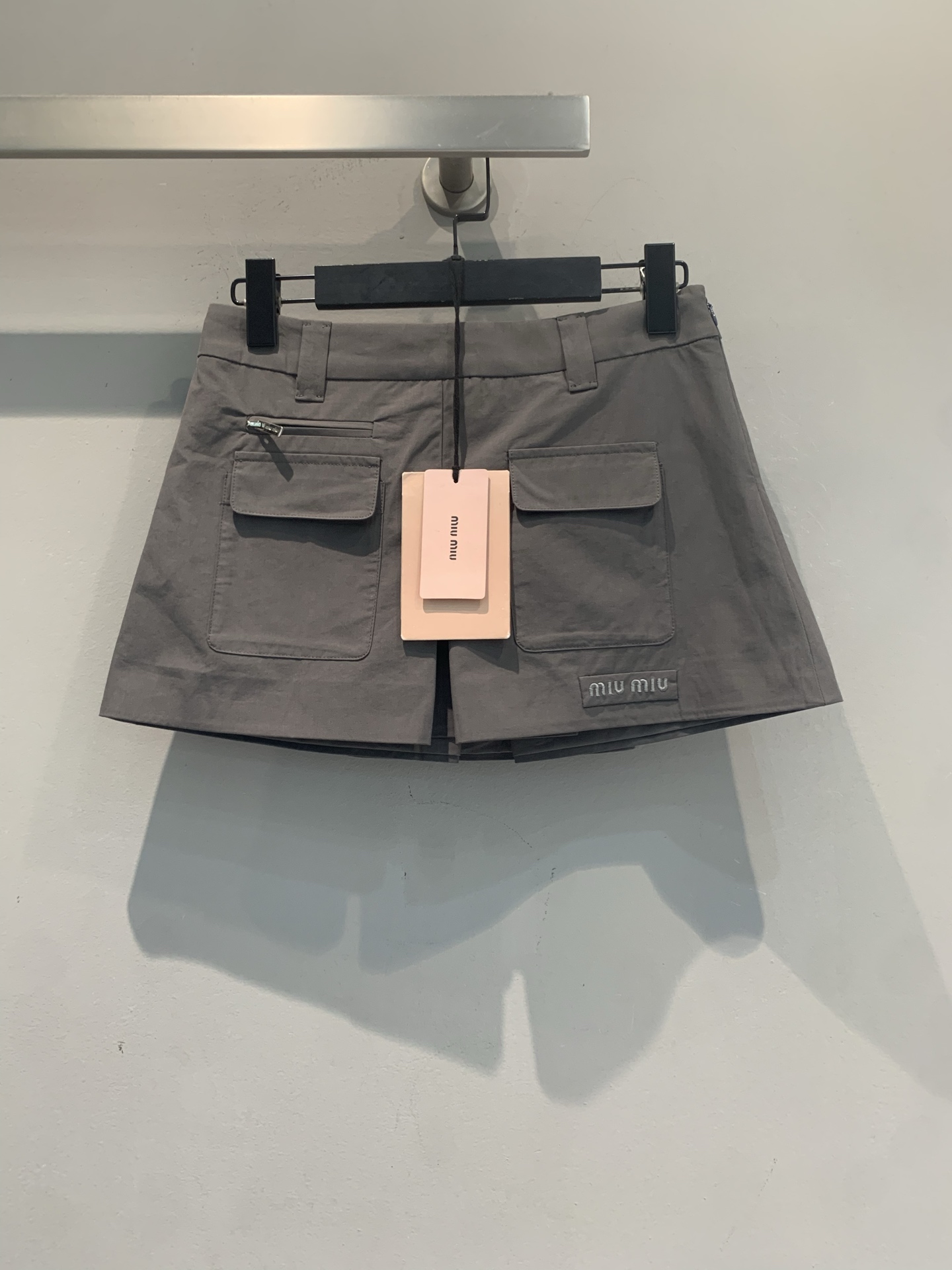 NO:872297,The new model is shipping. Originally developed by Miumi*, new fashionable retro dark gray work style shorts for spring and summer, stiff fabric + three-dimensional pockets, low-waist design to show long legs!  The front zipper pocket is super functional and full of details. The brand embroidery in the lower right corner is low-key and recognizable. Pair it with a sweater or jacket to easily get a sweet and cool style. It is very stylish when going out and taking photos every day. It is fashionable and practical!  Size SML,,miumiu,shorts,jackets & coats,19860909新款出货啦 原版开发 Miumi*春夏新款时髦复古深灰色工装风短裤,硬挺面料+立体口袋,低腰设计超显腿长！正面拉链口袋超有机能感,细节满分,右下角品牌刺绣低调又有辨识度.搭配针织衫或夹克,轻松get甜酷风,日常出街、拍照都很出片,时髦又实用！码数SML,,miumiu,shorts,jackets & coats,,Women's clothing