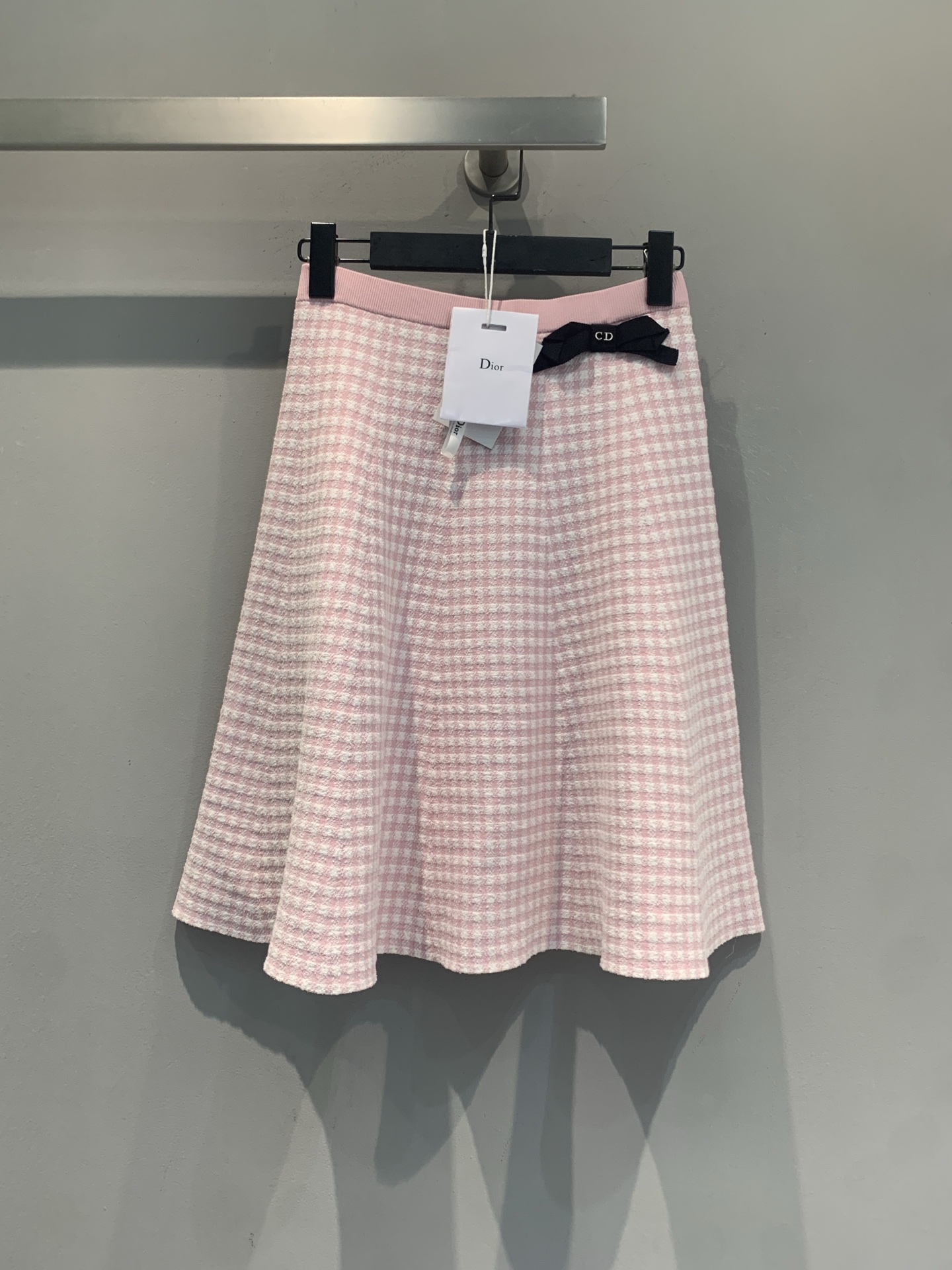 NO:871159,The new model is shipping. The original development CD spring and summer new fashionable and versatile pink plaid skirt, pink and white plaid + black bow, full of sweet and elegant temperament. The knitted fabric is soft and elastic, close to the body and comfortable, perfect for early autumn wear!  The A-line skirt modifies the body shape, and the bow details are very recognizable. It is one of the classic elements of Dior. It can be easily used for commuting, dating, and taking photos. Paired with the short-sleeved top of the same series, it has a retro and modern feel, and it is easy to get a noble look!  Size 36 38 40,,dior,skirts,T-shirt,19860909新款出货啦 原版开发 CD春夏新款时髦百搭粉色格纹半裙,粉白格纹+黑色蝴蝶结,甜美优雅气质满分.针织面料柔软有弹性,贴身舒适,早秋穿搭超适合！A字裙摆修饰身形,蝴蝶结细节超有辨识度,是Dior经典元素之一.通勤、约会、拍照都能轻松驾驭,搭配同系列短袖上衣,复古现代感兼具,贵气穿搭轻松get！码数36 38 40,,dior,skirts,T-shirt,,Women's clothing
