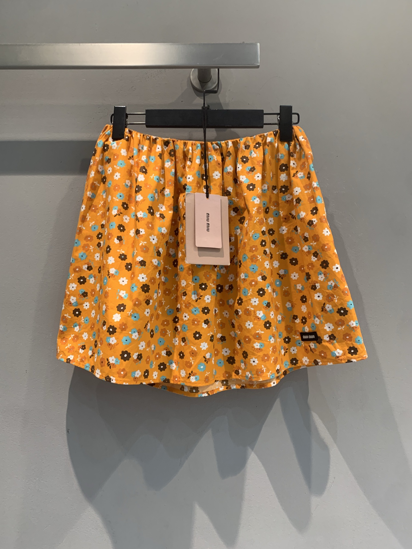 NO:872324,The new model is shipping. The original developed Miumi* new fashionable and versatile orange floral skirt for spring and summer. Made of light and thin poplin, soft and breathable, super comfortable to wear in spring and summer!  The orange bottom with blue, brown and white flowers is retro and energetic, and full of girlishness. The high-waisted A-line version modifies the waistline. Paired with a white shirt or knitted cardigan, you can easily get a southern French vacation style or a college style~ It is suitable for daily outings, spring outings, and vacations. It is energetic and gentle, and is a highlight of spring and summer wear!  Size SML,,miumiu,skirts,shirts,19860909新款出货啦 原版开发 Miumi*春夏新款时髦百搭橙色碎花半裙,轻薄府绸材质,柔软透气,春夏穿超舒服！橙色底配蓝棕白小花,复古又元气,少女感满满.高腰A字版型,修饰腰线,搭配白衬衫或针织开衫,轻松get南法度假风or学院风～日常出街、春游、度假都很适合,活力又温柔,是春夏穿搭亮点单品！码数SML,,miumiu,skirts,shirts,,Women's clothing