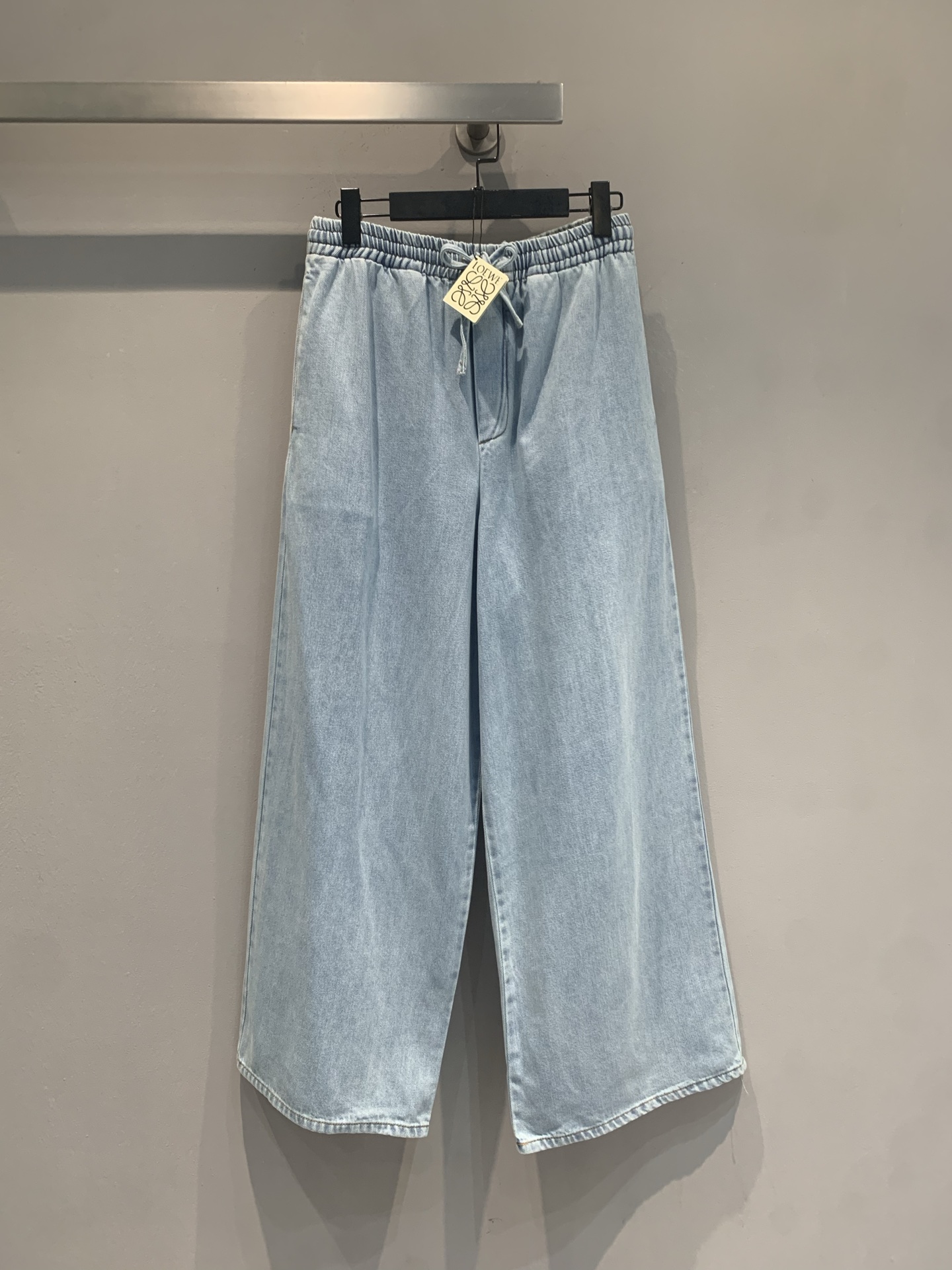 NO:872325,The new model is shipping. The original development of Loew* new spring and summer fashionable and versatile light blue washed wide-leg jeans, the 3D Anagram embroidery on the back pocket is very recognizable, and the Spanish hand-woven texture is perfect. The high waist + loose straight design is super friendly to modify the leg shape, and can be easily controlled by a pear-shaped figure!  The fabric is soft and skin-friendly, and is super comfortable to wear in spring and summer. It is suitable for daily commuting and leisure. Pair it with a white T or floral skirt, and you can easily get a lazy and fashionable style ~ Size SML, loewe, skirts, jeans,19860909新款出货啦 原版开发 Loew*春夏新款时髦百搭浅蓝水洗阔腿牛仔裤,后袋3D Anagram刺绣超有辨识度,西班牙手工编织质感满分.高腰+宽松直筒设计,修饰腿型超友好,梨形身材也能轻松驾驭！面料柔软亲肤,春夏穿超舒服,日常通勤、休闲都OK.搭配白T或碎花裙,轻松get慵懒时髦风～码数SML,,loewe,skirts,jeans,,Women's clothing