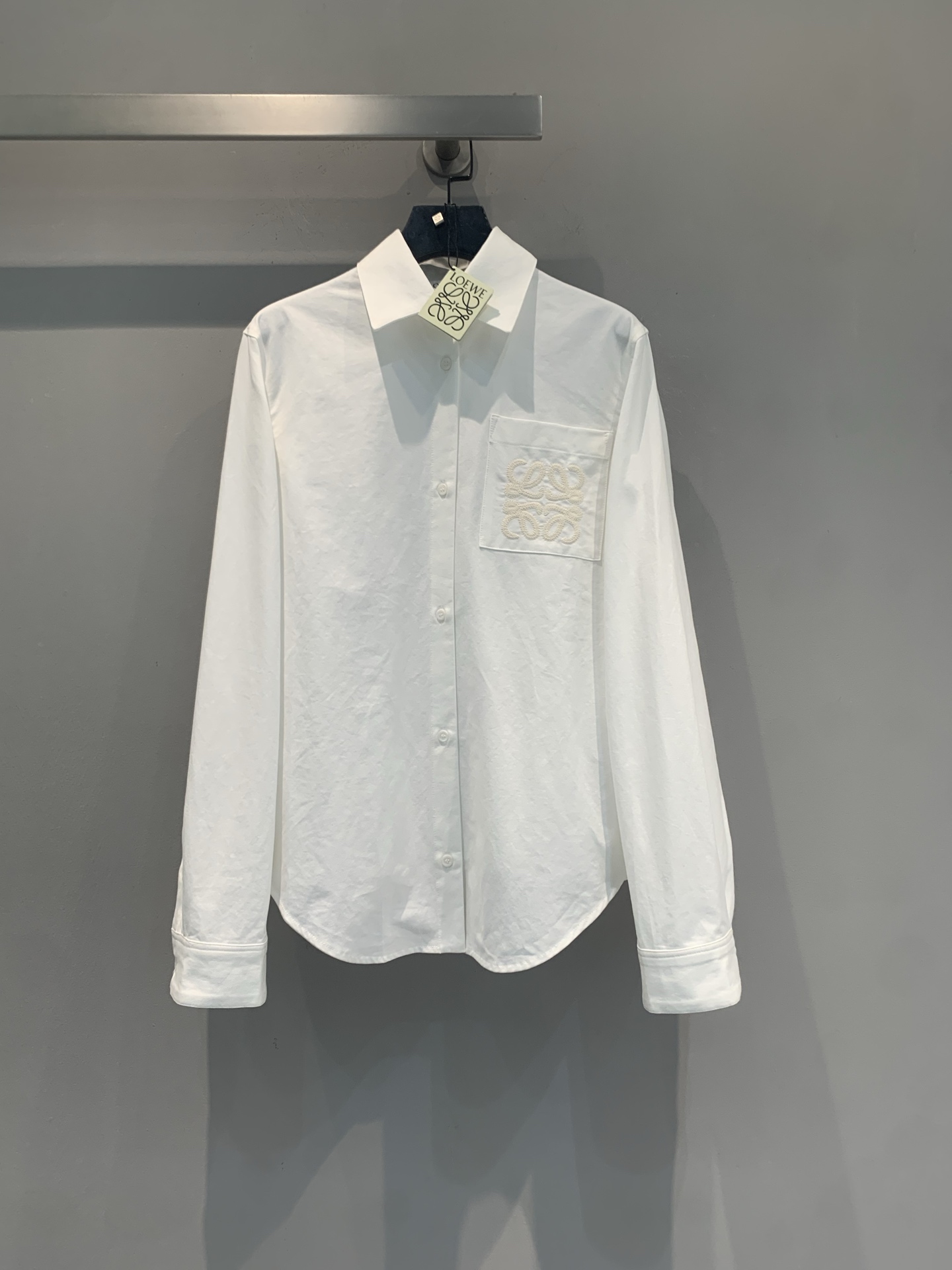 NO:872341,The new model is shipping. The original development Loew* new spring and summer fashionable and versatile Anagram embroidered white shirt, pure cotton, soft and breathable, super comfortable to wear in summer!  The Anagram embroidery on the chest is very recognizable, low-key and high-end. The loose version can be worn by both men and women, and it can be worn alone or as an outer layer. It can be easily used for commuting and vacation ~ Simple design + exquisite details, it is a classic representative of LOEWE, fashionable and practical!  Size SML,,loewe,shirts,19860909新款出货啦 原版开发 Loew*春夏新款时髦百搭Anagram刺绣白衬衫,纯棉,柔软透气,夏天穿超舒服！胸前Anagram刺绣超有辨识度,低调又高级.宽松版型,男女都能穿,单穿or外搭都OK,通勤、度假都能轻松驾驭～简约设计+精致细节,是LOEWE的经典代表,时髦又实用！码数SML,,loewe,shirts,,Women's clothing