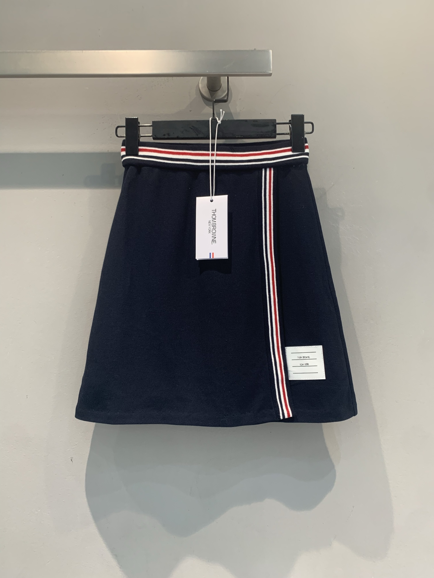 NO:872332,The new model has been shipped. The original development TB spring and summer new fashionable and versatile web striped knitted skirt, navy blue main tone + red, white and blue webbing, full of college style!  The knitted fabric is light and breathable, making it super comfortable to wear in spring and summer. The high-waisted A-line version is slim and slim, and the webbing details on the skirt are super exquisite. It can be easily controlled for daily commuting and leisure. Pair it with a Polo shirt or cardigan, you can switch between college style or casual style at will. It can be matched with sports shoes and sandals, it is versatile and fashionable!  Code number SML,,sandals,sneakers,skirts,19860909新款出货啦 原版开发 TB春夏新款时髦百搭织带条纹针织半身裙,藏青色主调+红白蓝织带,学院风满满！针织面料轻薄透气,春夏穿超舒服.高腰A字版型,修身显瘦,裙摆织带细节超精致.日常通勤、休闲都能轻松驾驭,搭配Polo衫或开衫,学院风or休闲风随心切换,运动鞋、凉鞋都能搭,百搭又时髦！码数SML,,sandals,sneakers,skirts,,Women's clothing