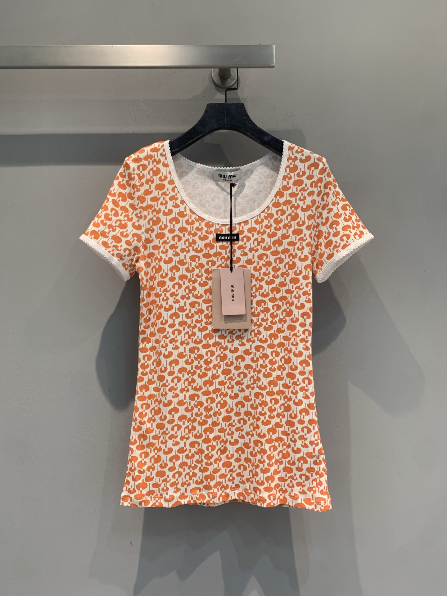 NO:871276,The new model has been shipped. The original developed Miumi* spring and summer new fashionable and versatile orange printed short-sleeved T-shirt. Orange base + white floral, full of vitality and playfulness!  Combed cotton, light and breathable, super comfortable to wear in summer ~ round neck + white piping, exquisite details, highly recognizable brand logo on the chest, paired with a white skirt or jeans, you can easily get a fresh and sweet style!  It is suitable for daily commuting and leisure, and is a must-have for young girls!  Size SML,,miumiu,skirts,jeans,T-shirt,tees,t-shirt,19860909新款出货啦 原版开发 Miumi*春夏新款时髦百搭橙色印花短袖T恤.橙色底+白色碎花,活力俏皮感满满！精梳棉,轻薄透气,夏天穿超舒服～圆领+白色滚边,细节精致,胸前品牌标识辨识度高,配白色半裙或牛仔裤,清新甜美风轻松get！日常通勤、休闲都很适合,年轻女生必入！码数SML,,miumiu,skirts,jeans,T-shirt,tees，t-shirt,,Women's clothing