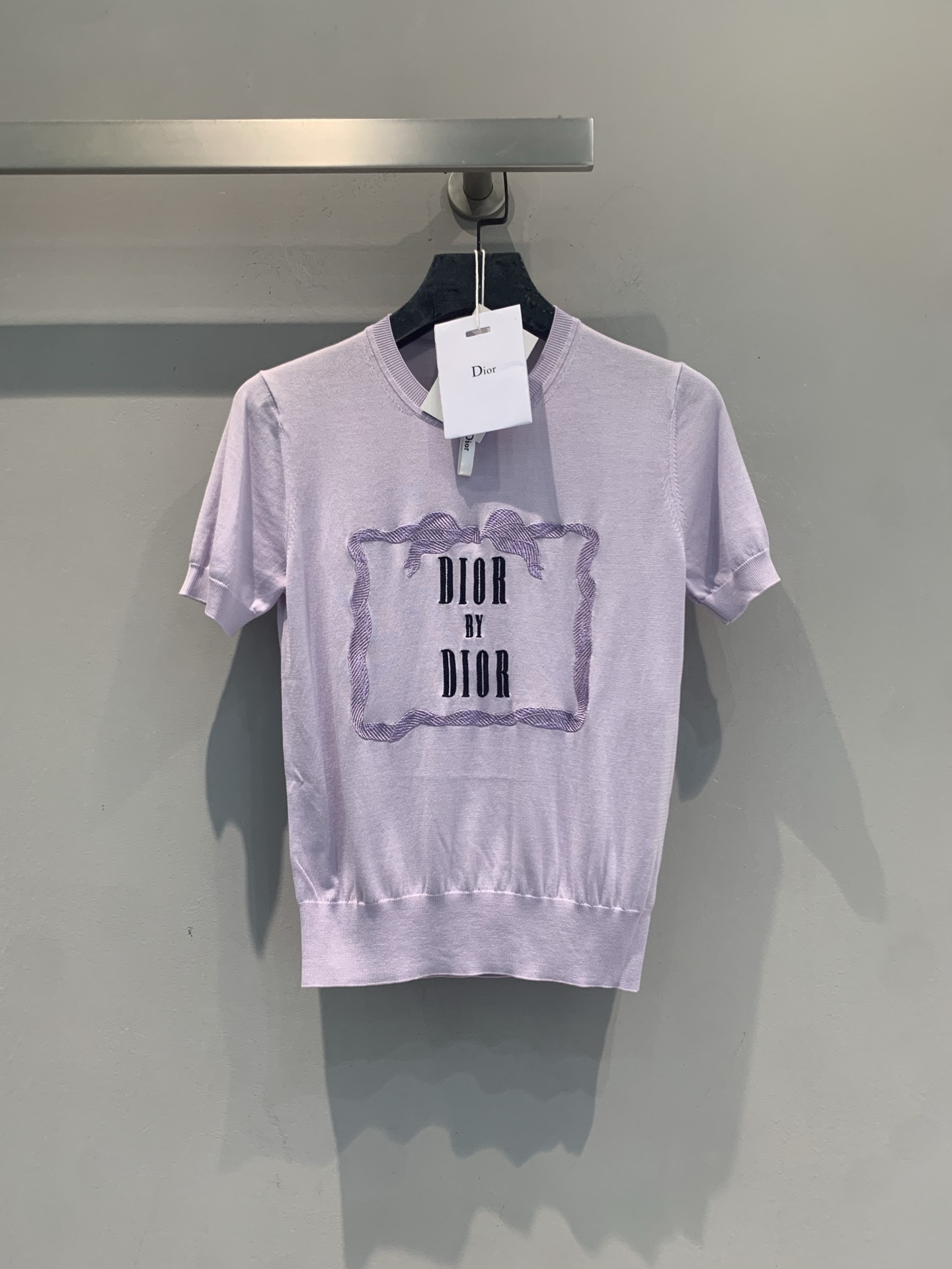 NO:871258,The new model is shipping. The original development CD spring and summer new fashionable and versatile JWA series purple short-sleeved, soft knitted fabric, comfortable and breathable, a must-have for spring and summer!  The words 'DIOR YA DIOR' + interesting patterns on the front give it a full sense of brand. It is slim-fitting and can be easily matched with jeans or skirts. It is OK for daily outings and leisure. It has both quality and design, and is suitable for you who pursue personality and taste!  Size 36 38 40,,dior,skirts,jeans,T-shirt,19860909新款出货啦 原版开发 CD春夏新款时髦百搭JWA系列紫色短袖,柔软针织面料,穿着舒适透气,春夏必备！正面“DIOR YA DIOR”字样+趣味图案,品牌感满满.修身剪裁,轻松搭配牛仔裤或半身裙,日常出街、休闲都很OK～品质与设计感兼具,适合追求个性和品味的你！码数36 38 40,,dior,skirts,jeans,T-shirt,,Women's clothing