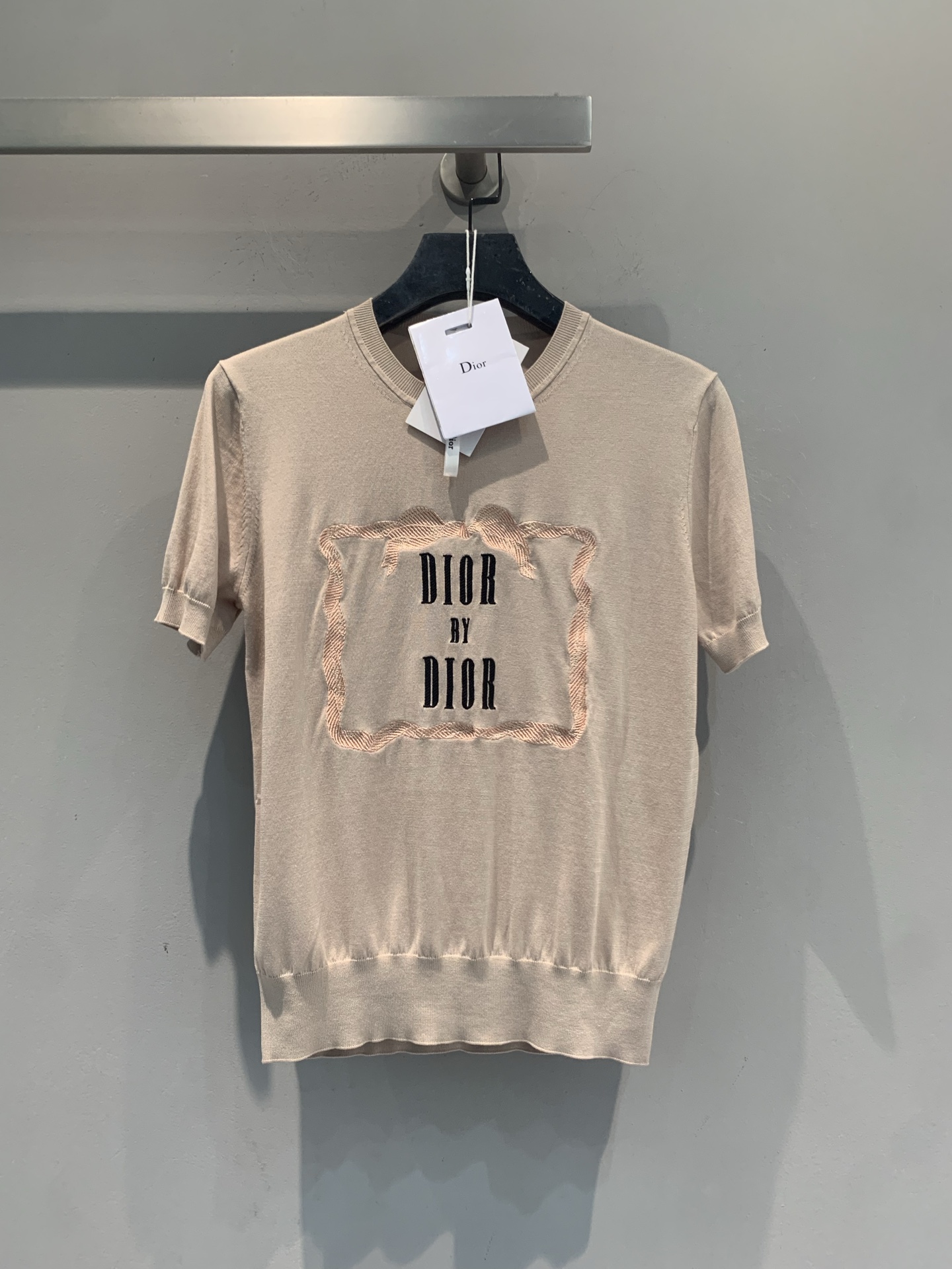 NO:871174,The new model is shipped. The original development CD spring and summer new fashionable and versatile bow embroidered short-sleeved T-shirt, soft knitted fabric, light beige color is super versatile. 'DIOR BY DIOR' words on the front + exquisite embroidery border, full of details. The round neck design is simple and elegant, and can be easily used in daily life or light luxury occasions. The tailoring fits the body shape, comfortable and elegant. It goes well with jeans or skirts, and you can easily get an elegant and casual style. Size 36 38  40,,dior,skirts,jeans,T-shirt,tees,t-shirt,19860909新款出货啦 原版开发 CD春夏新款时髦百搭蝴蝶结刺绣短袖T恤,柔软针织面料,浅米色超百搭.正面“DIOR BY DIOR”字样+精致刺绣边框,细节满分.圆领设计简约大方,日常或轻奢场合都能轻松驾驭.剪裁贴合身形,舒适又显气质,搭配牛仔裤或半裙都很出彩,轻松get优雅休闲风.码数36 38 40,,dior,skirts,jeans,T-shirt,tees，t-shirt,,Women's clothing
