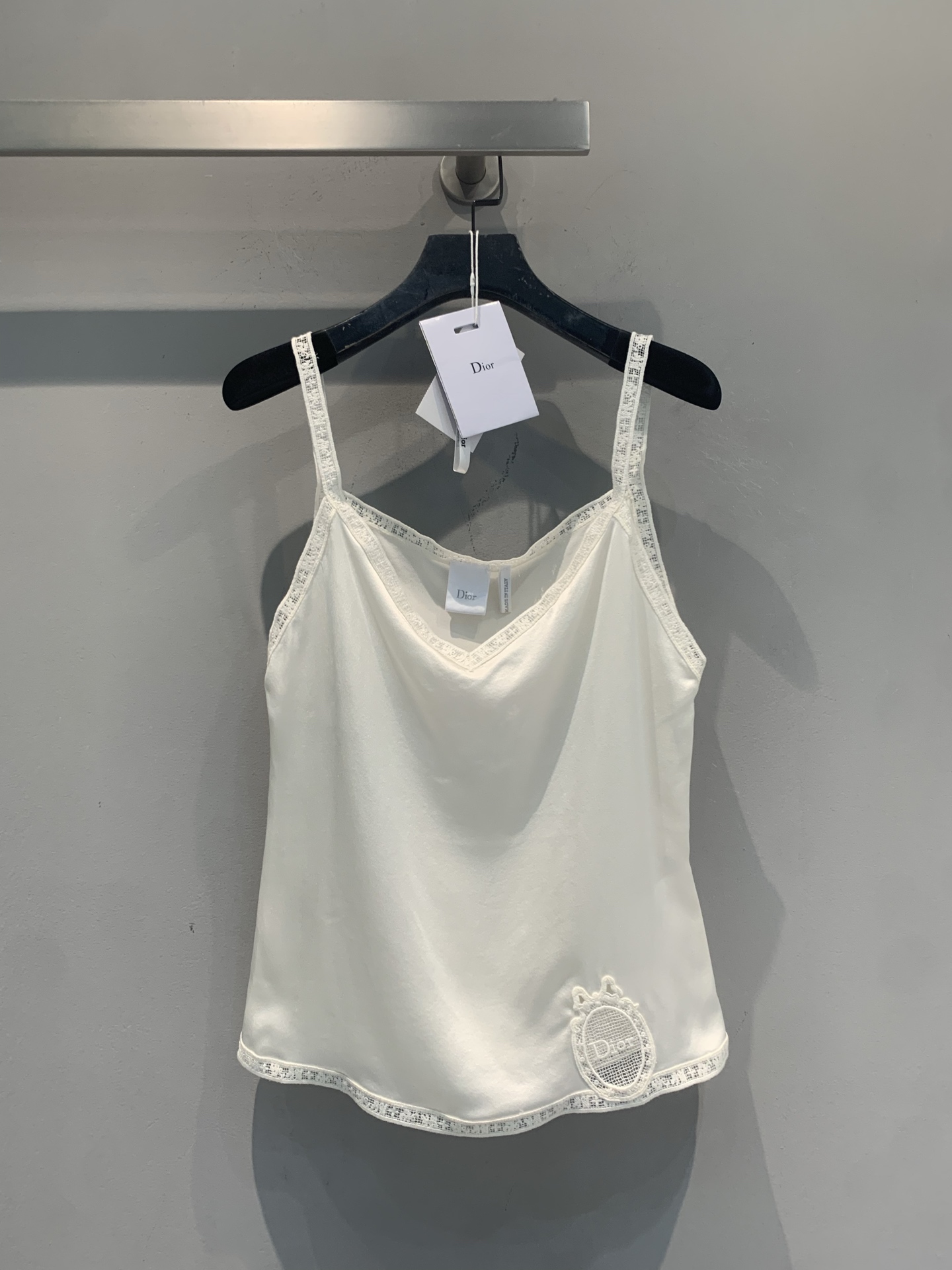 NO:873672,The new model is shipped. The original development CD spring and summer new fashionable and versatile lace camisole, made of mulberry silk, is smooth and delicate to the touch, and full of luster. The V-neck + lace design is exquisite and elegant, and the brand embroidery in the lower left corner is very recognizable. It is beautiful to wear alone or inside in spring and summer. Pair it with a suit jacket and high-waisted pants to easily create a French romantic atmosphere ~ It can be worn daily or on vacation, comfortable and fashionable!  Size 36 38 40,,jackets & coats,business suit,19860909新款出货啦 原版开发 CD春夏新款时髦百搭蕾丝边吊带背心,桑蚕丝材质,触感柔滑细腻,光泽感满满.V领+蕾丝花边设计,精致优雅,左下角品牌刺绣超有辨识度.春夏单穿或内搭都很美,搭配西装外套、高腰裤,轻松打造法式浪漫氛围感～日常、度假都能穿,舒适又时髦！码数36 38 40,,jackets & coats,business suit,,Women's clothing