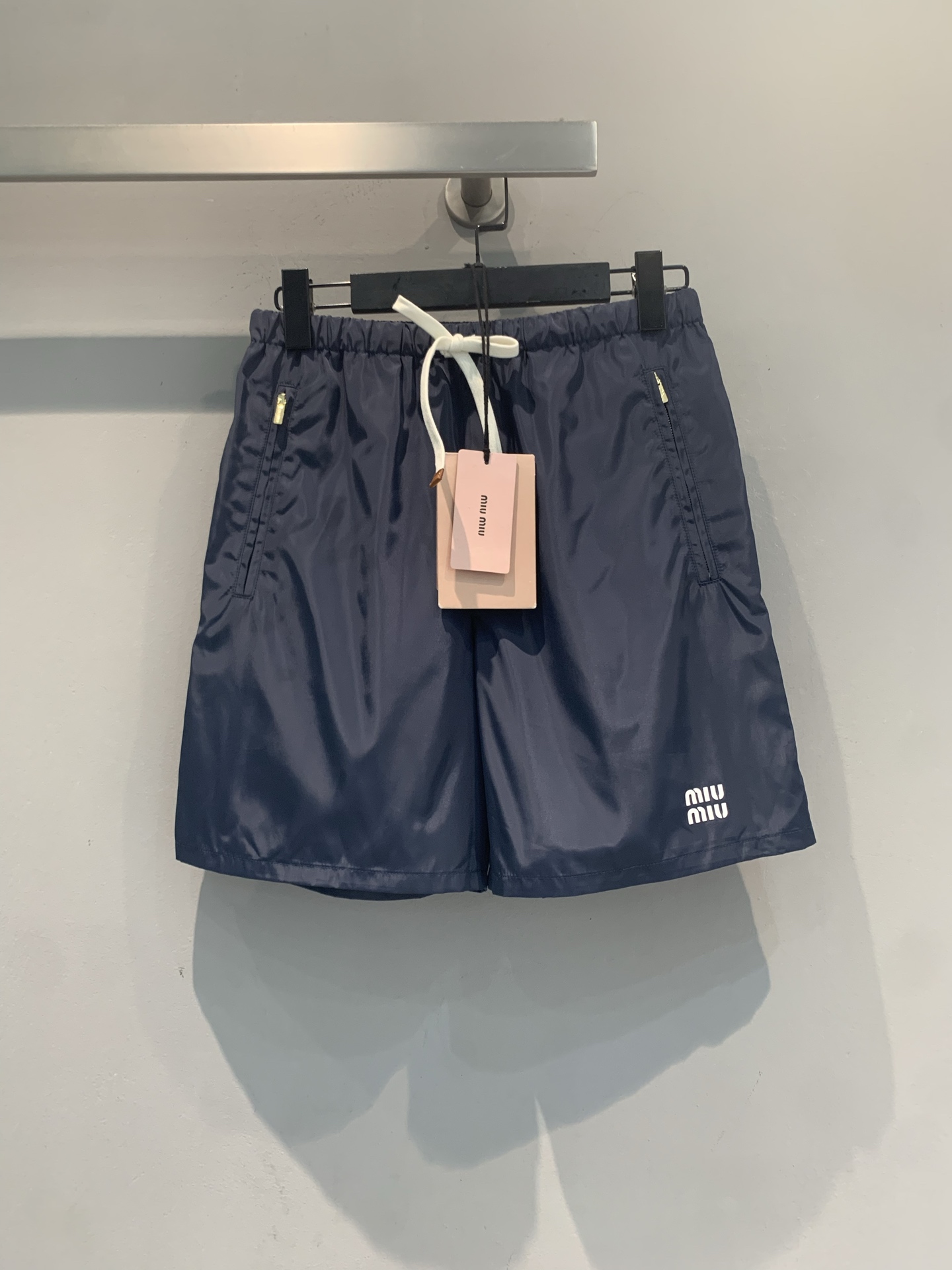 NO:873683,The new model is now shipping. The original developed Miumi* new fashionable and versatile lace-up sports shorts for spring and summer. Made of high-density polyester fiber, waterproof and quick-drying, perfect for daily commuting or outdoor sports!  The trousers have the brand's embroidered logo on the legs, and the details are perfect. Zipper pockets on both sides + back pockets have great storage capacity and can be transformed into a small bag, which is lightweight and practical. The elastic waist + drawstring design is comfortable to wear. The dark blue color is versatile. It can be worn with a tube top or a T-shirt. It is super stylish and can easily get a sweet and cool style!  Code number SML,,miumiu,shorts,tees,t-shirt,19860909新款出货啦 原版开发 Miumi*春夏新款时髦百搭系带运动短裤.采用高密度聚酯纤维,防水又速干,日常通勤或户外运动都很适合！裤脚有品牌刺绣Logo,细节满分.两侧拉链口袋+背后口袋,收纳力超强,还能变身小包,轻便又实用.松紧腰+抽绳设计,穿着舒适,深蓝色百搭,随便配抹胸、T恤都超有型,轻松get甜酷风！码数SML,,miumiu,shorts,tees，t-shirt,,Women's clothing