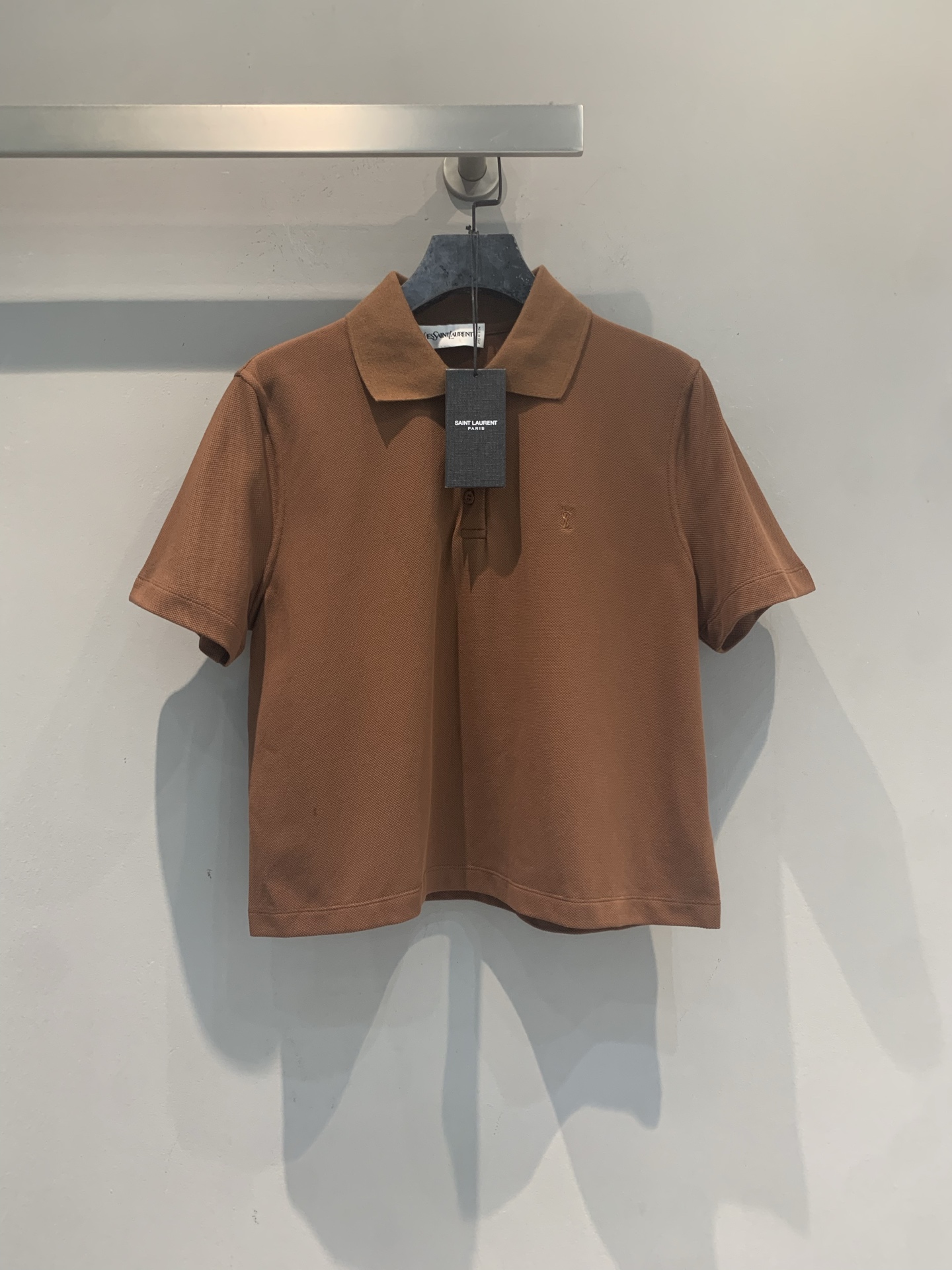 NO:876403,The new model is shipping. The original development YSL spring and summer new fashionable retro embroidered logo short-sleeved Polo shirt, low saturated caramel brown, retro and white, yellow skin friendly!  Cotton + lyocell blend, soft and elastic, comfortable to wear and not easy to deform. Classic lapel + chest embroidery, perfect details, cuffs and collar texture design enhance the texture. Fitted tailoring, easy to control for commuting, daily life, and leisure. Pair with khaki shorts or jeans, easy to get a high-end look!  Size SML,,saint laurent,shorts,jeans,T-shirt,19860909新款出货啦 原版开发 YSL春夏新款时髦复古刺绣logo短袖Polo衫,低饱和焦糖棕,复古又显白,黄皮友好！棉+莱赛尔混纺,柔软有弹性,穿着舒适不易变形.经典翻领+胸口刺绣,细节满分,袖口和领口肌理设计提升质感.合体剪裁,通勤、日常、休闲都能轻松驾驭,搭配卡其短裤或牛仔裤,轻松get高级感穿搭！码数SML,,saint laurent,shorts,jeans,T-shirt,,Women's clothing