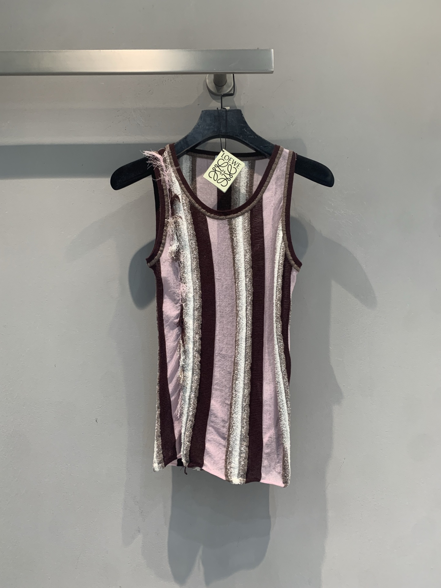 NO:876451,The new model is shipping. The original development Loew* Paula's Ibiza series contrasting striped vest, limited to summer, purple pink + dark brown + silver stripes, light and breathable, full of vacation atmosphere. Sleeveless design, cut to fit the body shape, great to wear alone or layered, looks great with jeans and skirts!  Inspired by Ibiza, the urban resort style can be easily used for commuting and vacation. It is a must-have highlight item in the summer wardrobe. Size SML, loewe, skirts, jeans,19860909新款出货啦 原版开发 Loew* Paula's Ibiza系列撞色条纹背心,夏日限定,紫粉+深棕+银色条纹,轻薄透气,度假氛围感满满.无袖设计,剪裁贴合身形,单穿或内搭都很出彩,搭配牛仔裤、半裙都超好看！灵感来自伊比萨岛,都市度假风,通勤、度假都能轻松驾驭,是夏日衣橱必备亮点单品.码数SML,,loewe,skirts,jeans,,Women's clothing