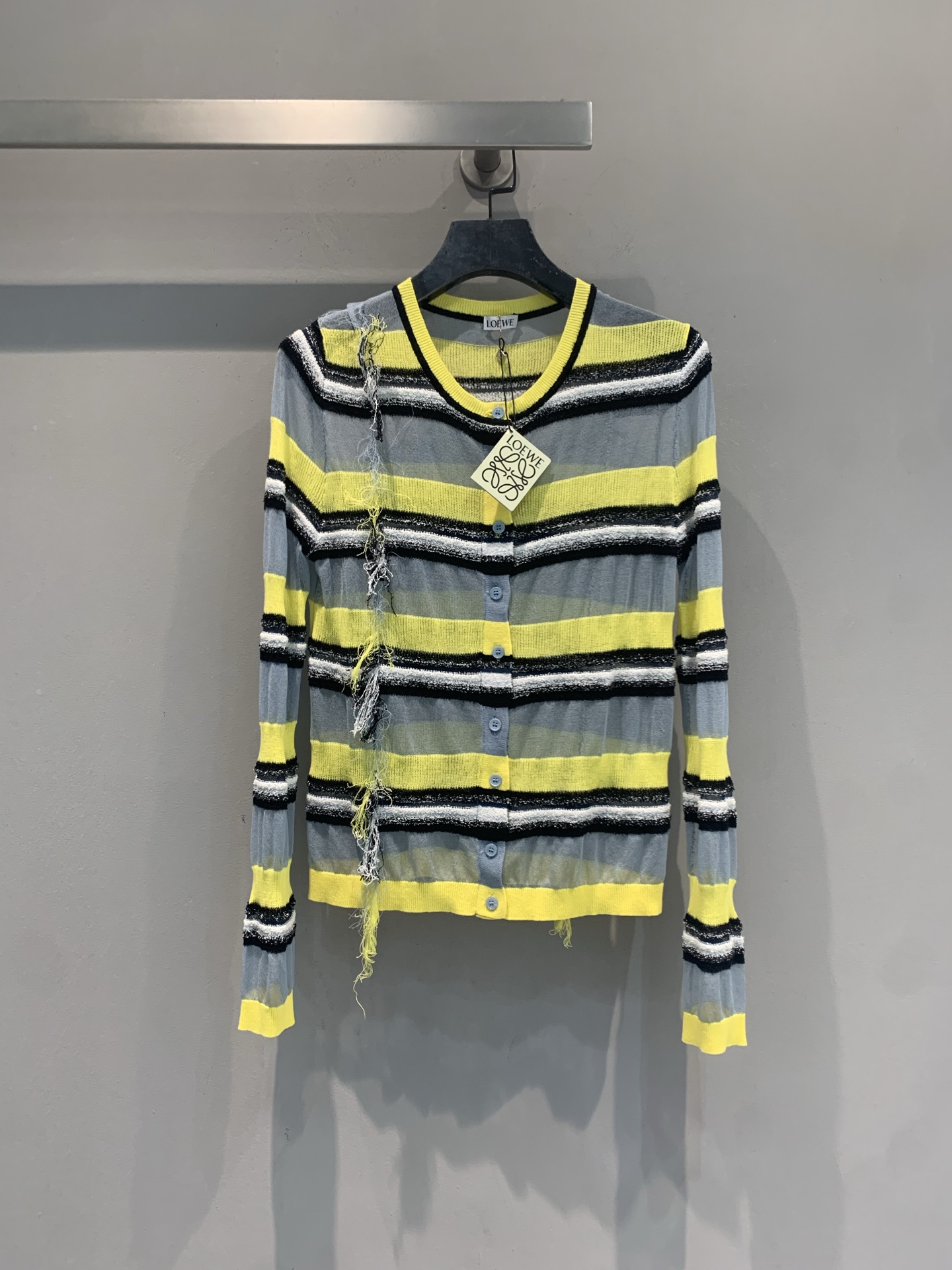 NO:876418,The new model is shipping, originally developed by Loew* Paula's Ibiza series striped cardigan, new for spring and summer 2026!  Gray, yellow, black and white striped design, light knitted fabric, translucent texture + raw edge tassels, casual and holiday atmosphere. Front button closure, easy to put on and take off, loose fit and super comfortable, easy to control at the beach, commuting, and short trips. Pair it with denim shorts or skirts, and you will feel full of vitality and summer!  Code numberSML,,loewe,skirts,shorts,19860909新款出货啦 原版开发 Loew* Paula's Ibiza系列条纹开衫,2026春夏新品！灰、黄、黑、白条纹设计,轻薄针织面料,半透明质感+毛边流苏,随性又有度假氛围.正面纽扣开合,穿脱方便,宽松版型超舒适,海边、通勤、短途旅行都能轻松驾驭.搭配牛仔短裤或半裙,元气夏日感满分！码数SML,,loewe,skirts,shorts,,Women's clothing