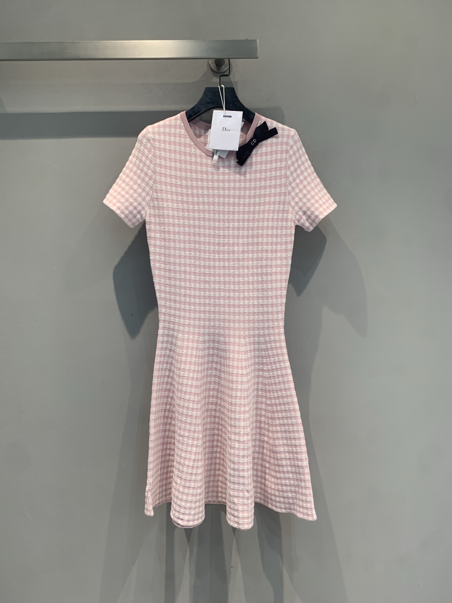 NO:876432,The new model has been shipped. The original development CD spring and summer new fashionable and versatile pink plaid knitted dress, soft knitted fabric, comfortable and elegant. Pink and white plaid + black bow, full of sweetness and sophistication. The A-line skirt modifies the figure, making it great for commuting, dating, and taking photos!  Very suitable for early autumn, full of atmosphere, easy to create a gentle and cute style. Size 36 38 40,,skirts,19860909新款出货啦 原版开发 CD春夏新款时髦百搭粉色格纹针织连衣裙,柔软针织面料,舒适又优雅.粉白格纹+黑色蝴蝶结,甜美精致感满分.A字裙摆修饰身形,通勤、约会、拍照都很出片！早秋穿搭超适合,氛围感拉满,轻松打造温柔乖巧风格.码数36 38 40,,skirts,,Women's clothing