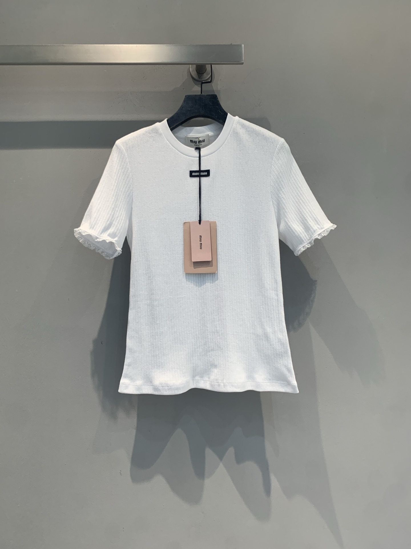 NO:876445,The new model is shipping. The original developed Miumi* new spring and summer fashionable and versatile letter logo white short-sleeved T-shirt is made of pure cotton fabric, soft and elastic, and super comfortable to wear in summer!  The ruffle design on the cuffs is sweet and elegant, and the round neck is simple and versatile, making it easy to wear in daily life or on vacation. It has a fresh style that looks great with skirts or shorts, and you can easily get a fashionable summer look!  Size SML,,miumiu,skirts,shorts,T-shirt,tees,t-shirt,19860909新款出货啦 原版开发 Miumi*春夏新款时髦百搭字母logo白色短袖T恤,采用纯棉面料,柔软有弹性,夏天穿超舒服！袖口荷叶边设计,甜美又优雅,圆领简约百搭,日常或度假都能轻松驾驭.清新风格,搭配半裙或短裤都很出彩,轻松get夏日时髦look！码数SML,,miumiu,skirts,shorts,T-shirt,tees，t-shirt,,Women's clothing