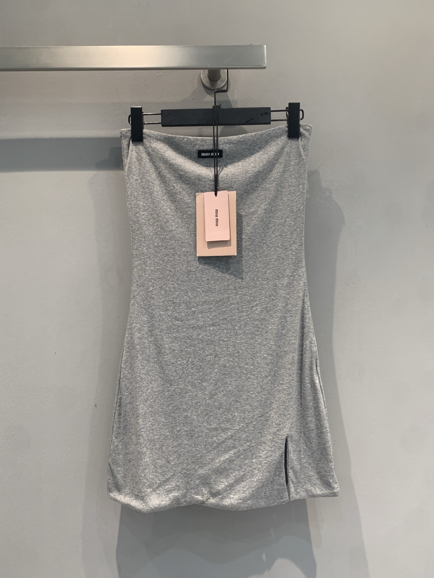 NO:876431,New model shipped, original version developed  Miumi*'s new spring and summer fashionable and versatile gray tube top dress with slits is made of cotton jersey, soft and comfortable, and fits the skin. The tube top wrap cut + irregular slits on the side, slim and show curves, elegant and a little sexy. The gray is low-key and versatile, suitable for daily or  It can be easily worn at parties, and it looks great when paired with jackets or accessories. The skirt has the brand logo and perfect details. It is the representative of MiuMiu style, with a simple and high-end feel that is easy to achieve. Size SML, miumiu, skirts, jackets  & coats,19860909新款出货啦 原版开发 Miumi*春夏新款时髦百搭开叉灰色抹胸连衣裙,选用棉质平纹针织,柔软舒适,贴合肌肤.抹胸裹身剪裁+侧边不规则开衩,修身显曲线,优雅又带点小性感.灰色低调百搭,日常或聚会都能轻松驾驭,搭配外套或配饰也很出彩.裙身有品牌徽标,细节满分,是MiuMiu风格代表,简约高级感轻松拿捏.码数SML,,miumiu,skirts,jackets & coats,,Women's clothing