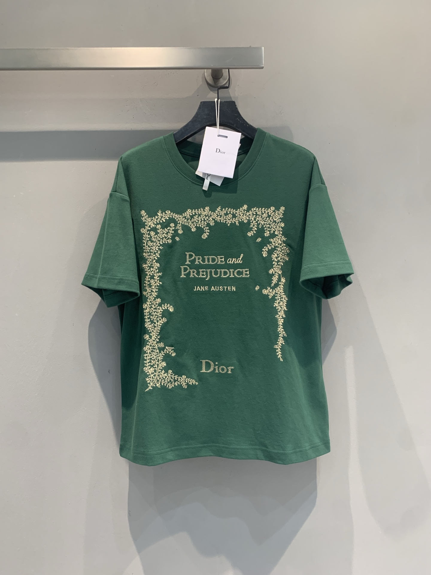 NO:876446,The new model is shipped. The original development CD spring and summer new fashionable retro letter logo short-sleeved T-shirt, inspired by Jane Austen's classic novel 'Pride and Prejudice'. Dark green silk fabric, soft and comfortable, gold embroidery pattern + book title elements, full of literary and artistic feeling. The loose version can be easily used in daily or literary occasions, and it looks great with pleated skirts or jeans. The price is about 10,505 yuan. It is a high-end fashion item, suitable for you who pursue unique design and quality. Size 36 38  40,,skirts,jeans,T-shirt,tees,t-shirt,real silk,19860909新款出货啦 原版开发 CD春夏新款时髦复古字母logo短袖T恤,灵感来自简·奥斯汀经典小说《傲慢与偏见》.墨绿色真丝面料,柔软舒适,金色刺绣花纹+书名元素,文艺感满满.宽松版型,日常或文艺场合都能轻松驾驭,搭配百褶裙或牛仔裤都很出彩.售价约10505元,属于高端时尚单品,适合追求独特设计和品质的你.码数36 38 40,,skirts,jeans,T-shirt,tees，t-shirt,real silk,,Women's clothing