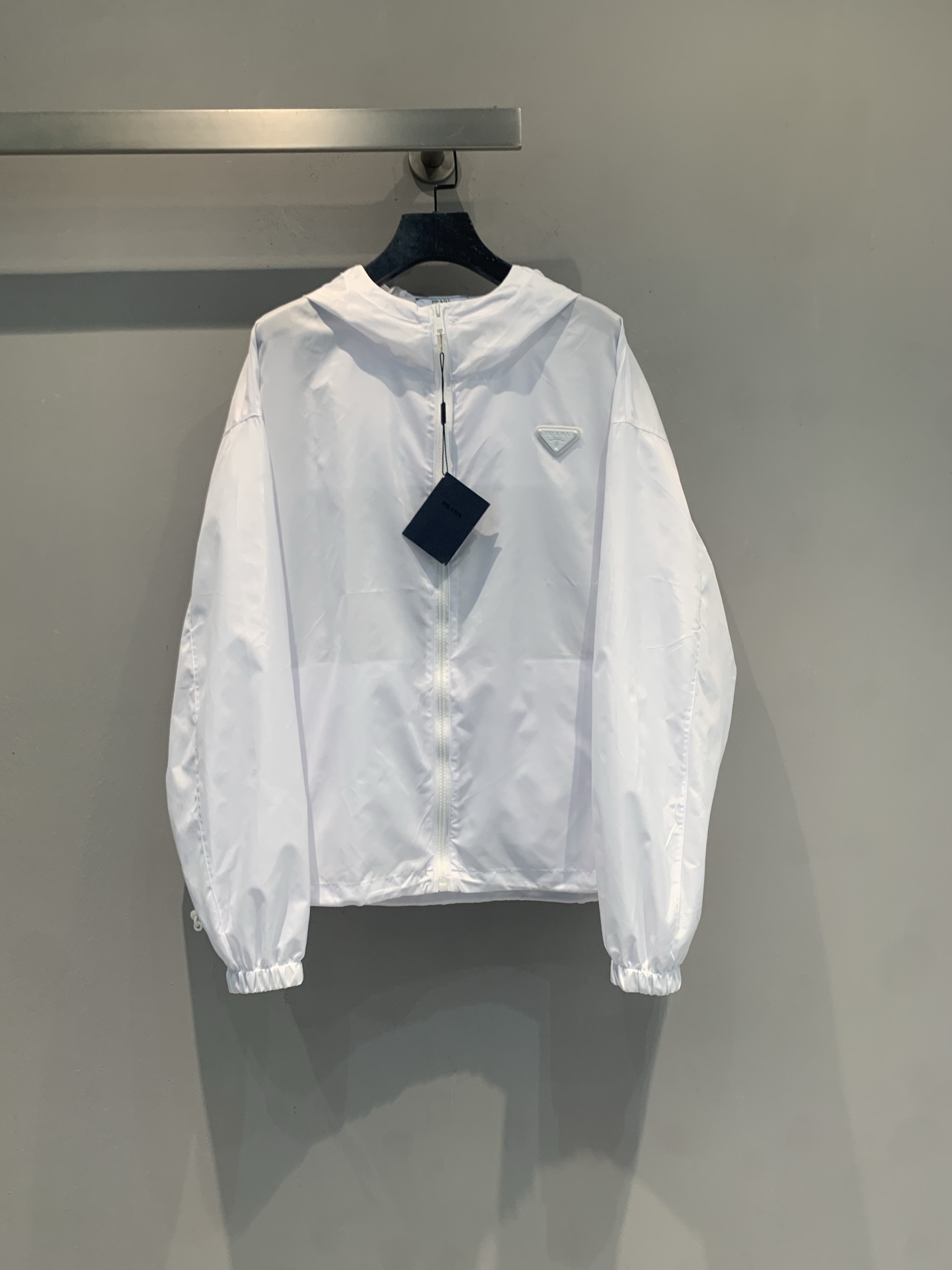 NO:876438,The new model has been shipped. The original development of Prad* spring and summer new fashionable and versatile white sun protection jacket with triangle logo. It is light and breathable, with online UPF sun protection. It is super comfortable to wear in summer!  Simple design + triangle logo on the chest, perfect for recognition. The short cut makes you taller and slimmer, the zipper is easy to open and close, and the cuffs are elastic for a better fit. It can be easily controlled for daily commuting, outdoor sports, and leisure. Paired with T-shirts or sweatpants, it is refreshing and fashionable. It is a must-have and versatile item in the summer wardrobe!  Size SML,,prada,jackets & coats,tees,t-shirt,19860909新款出货啦 原版开发 Prad*春夏新款时髦百搭三角标白色防晒外套,轻薄透气,UPF防晒力在线,夏天穿超舒服！简约设计+胸前三角Logo,辨识度满分.短款剪裁显高显瘦,拉链开合方便,袖口松紧更贴合.日常通勤、户外运动、休闲都能轻松驾驭,搭配T恤或运动裤,清爽又时髦,是夏季衣橱必备百搭单品！码数SML,,prada,jackets & coats,tees，t-shirt,,Women's clothing