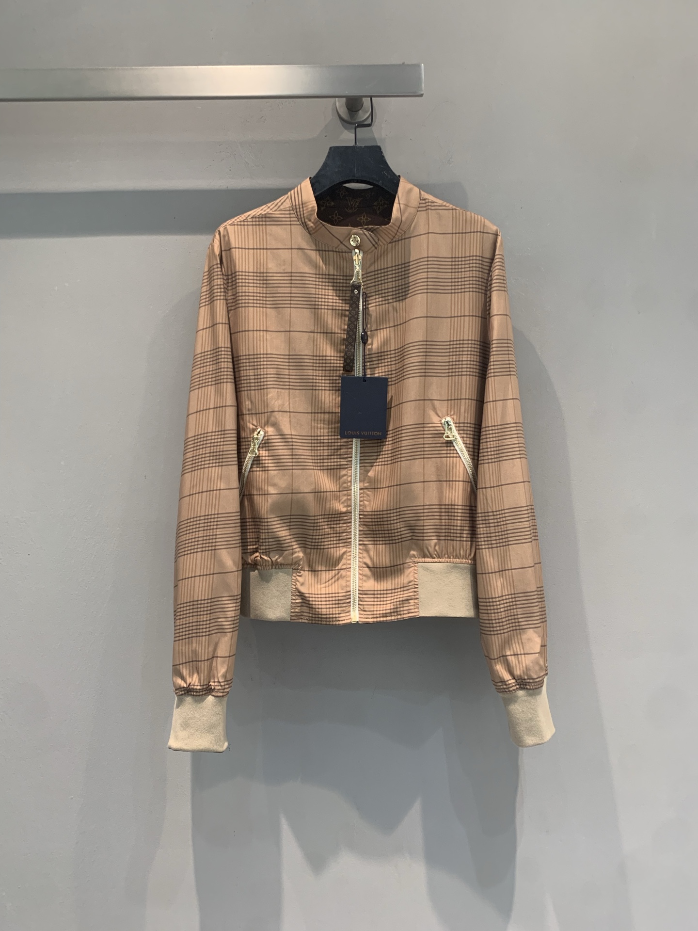 NO:878274,The new model is shipping. The original version was developed. L's new fashionable retro reversible plaid silk bomber jacket for early autumn is made of mulberry silk fabric, beige + dark brown plaid design, low-key and recognizable. Classic pilot style, zipper opening + zipper pockets on both sides, elastic cuffs and hem, comfortable and warm to wear. Soft lining, perfect for autumn and winter!  LV logo details, fashionable and practical, can be easily used in daily or light business occasions. Size 36 38 40 42,, louis vuitton, louis vuitton, jackets & coats, real silk,19860909新款出货啦 原版开发 L家早秋新款时髦复古两面穿格纹真丝飞行员夹克,采用桑蚕丝面料,米色+深棕格纹设计,低调又有辨识度.经典飞行员版型,拉链开合+两侧拉链口袋,袖口和下摆松紧收口,穿着舒适又保暖.内衬柔软,秋冬季节超适合！LV标志细节,时尚实用,日常或轻商务场合都能轻松驾驭.码数36 38 40 42,,louis vuitton,louis vuitton,jackets & coats,real silk,,Women's clothing