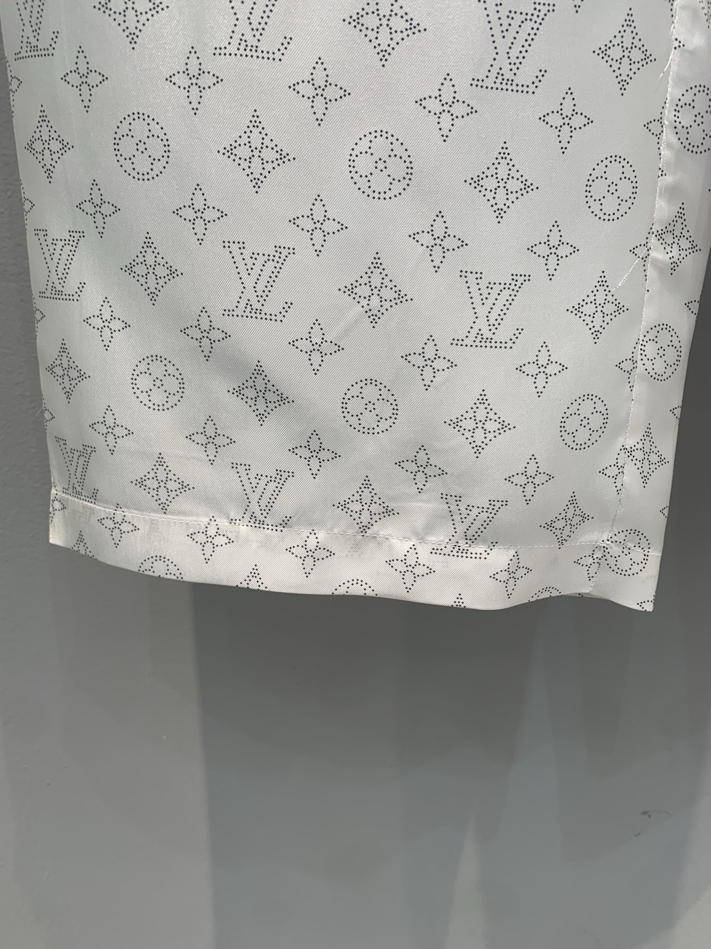 新款🔥出货啦📢 原版开发 L家春夏新款时髦百搭Monogram印花真丝阔腿裤，经典老花图案，辨识度超高！